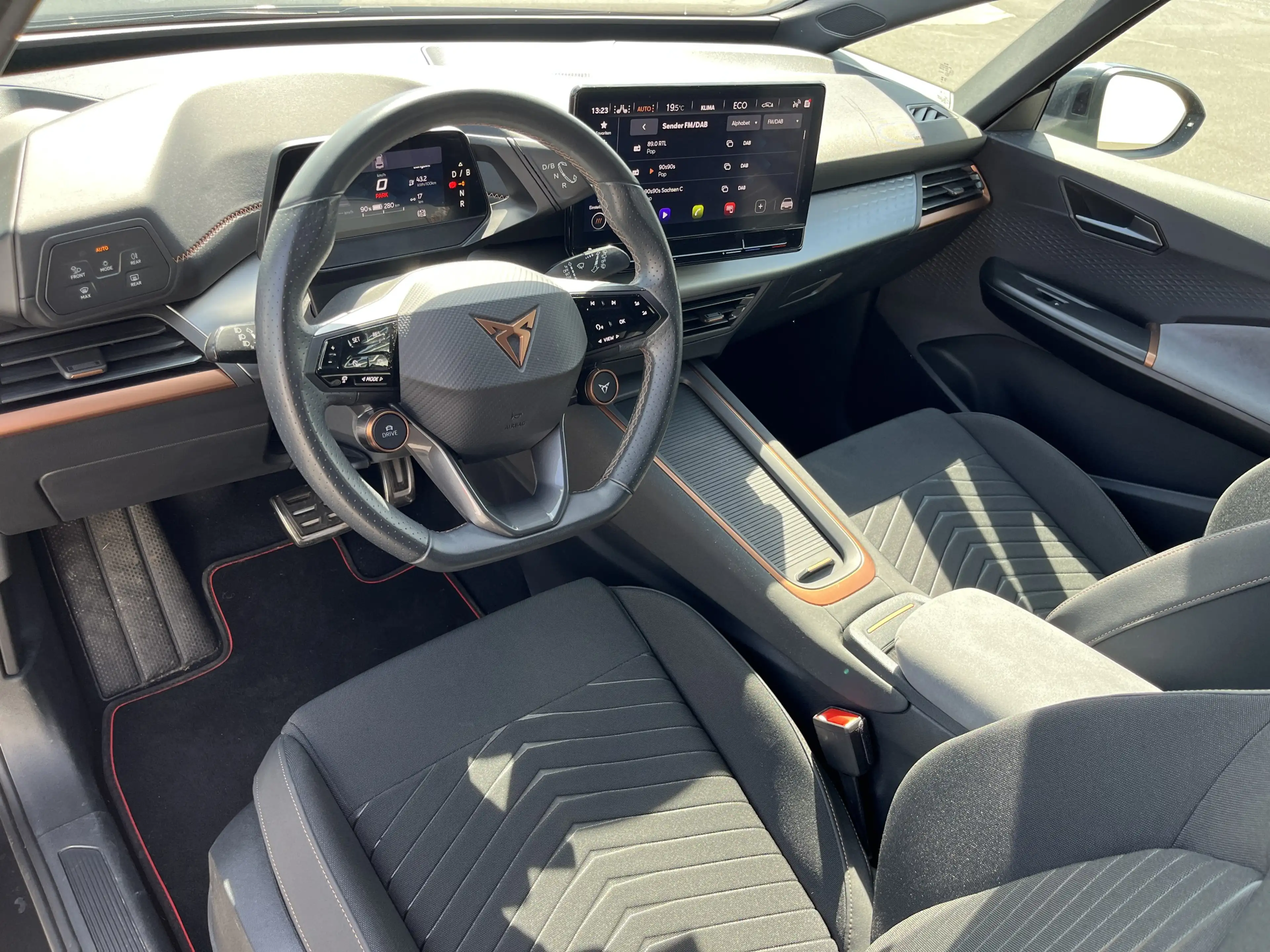 CUPRA Born 147€ m.20% Anz. 62kWh Navi LR-HZG 360RFK ACC LED — photo 11