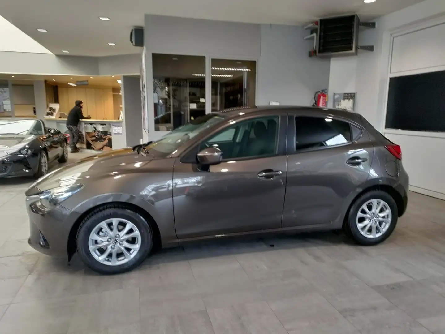 Mazda 2 1.5 SKYACTIV-G skyDRIVE Plug Edition Braun - 2