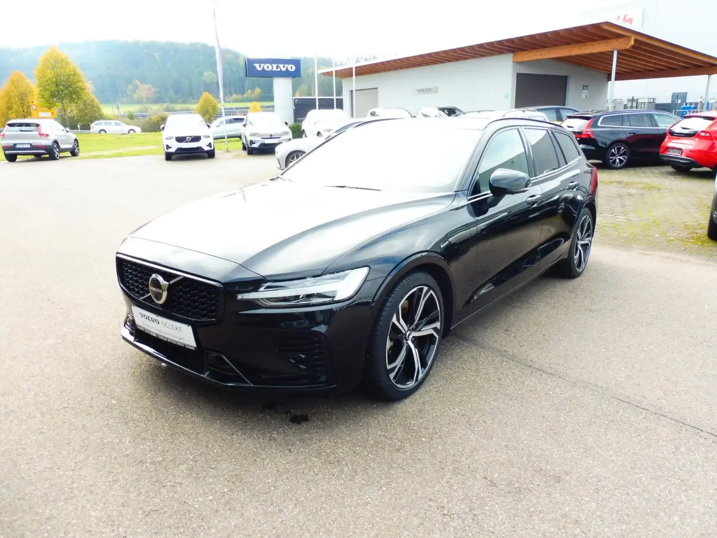 Volvo V60 Kombi T6 Plus Dark Plug-In Hybrid AWD Schwarz - 1