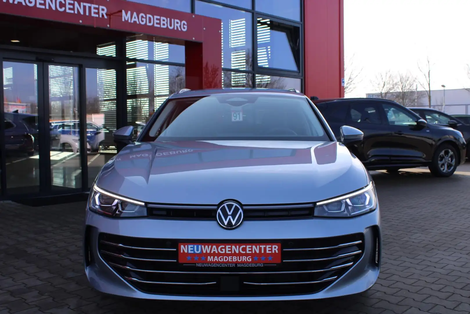 Volkswagen Passat Variant Passat 2.0TDI DSG Elegance*IQ DRIVE*MATRIX*AHK*360 Zilver - 2