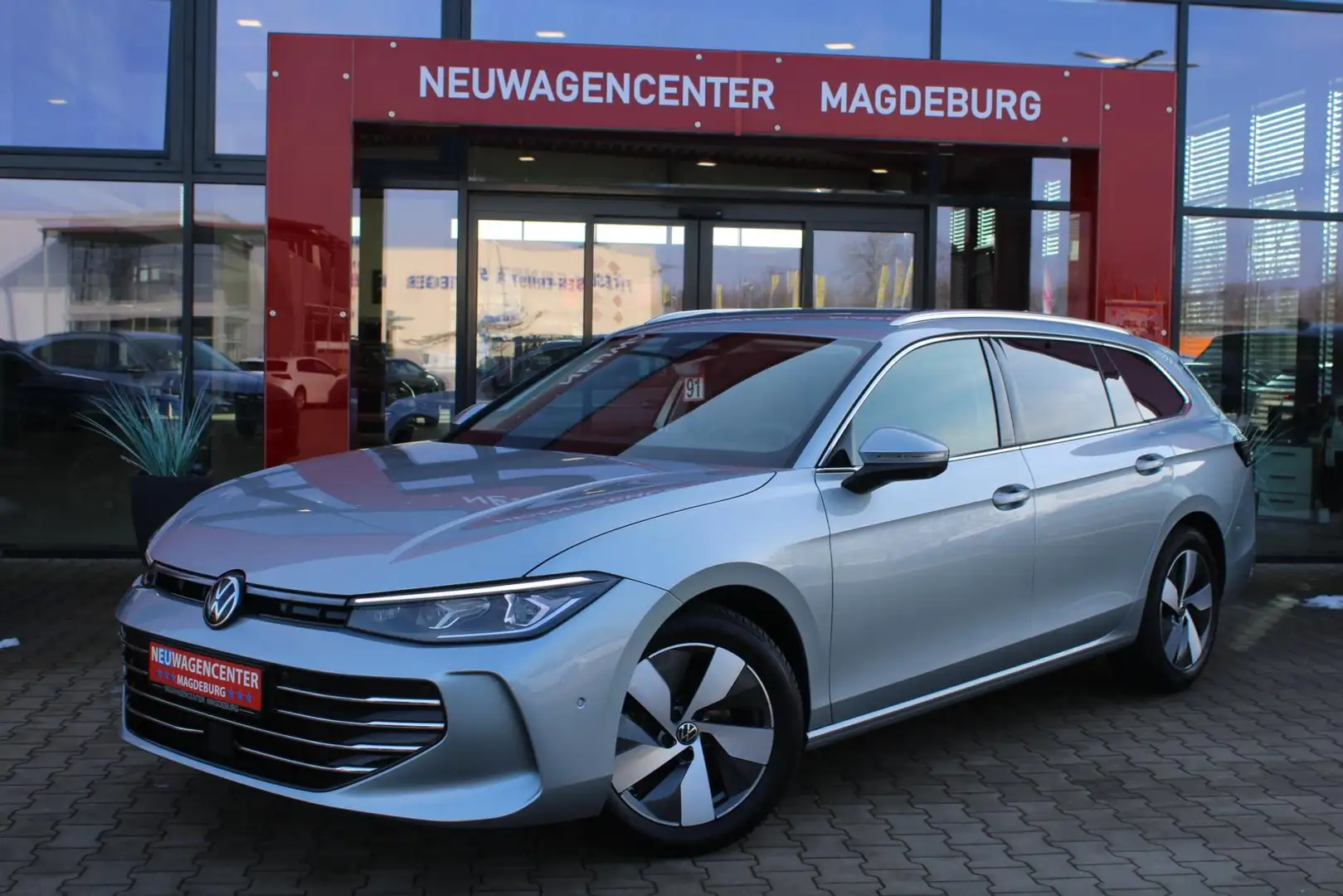 Volkswagen Passat Variant Passat 2.0TDI DSG Elegance*IQ DRIVE*MATRIX*AHK*360 Zilver - 1