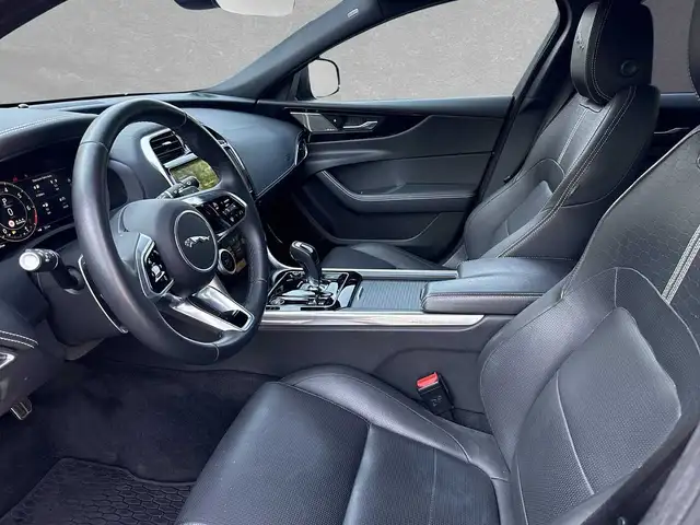 Jaguar Xe view 3