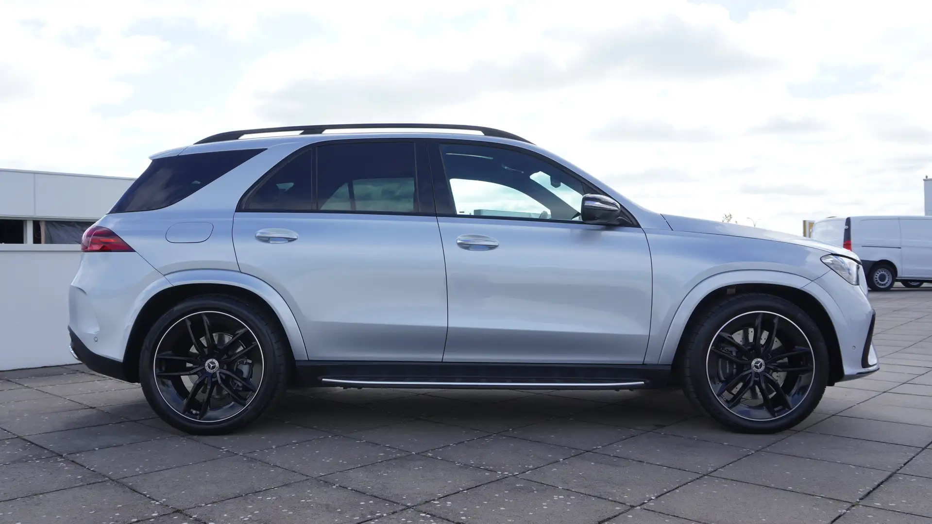 Mercedes-Benz GLE 350 de 4M AMG/22"/NIGHTPAK/PANODAK/TREKH/BURMESTER Argent - 2