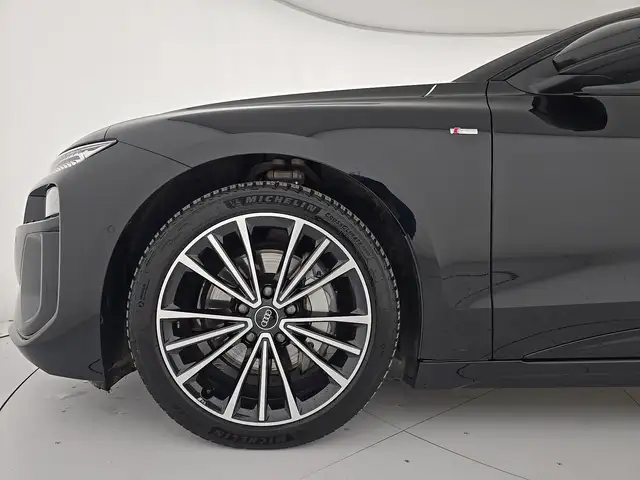 Audi E-Tron S view 8