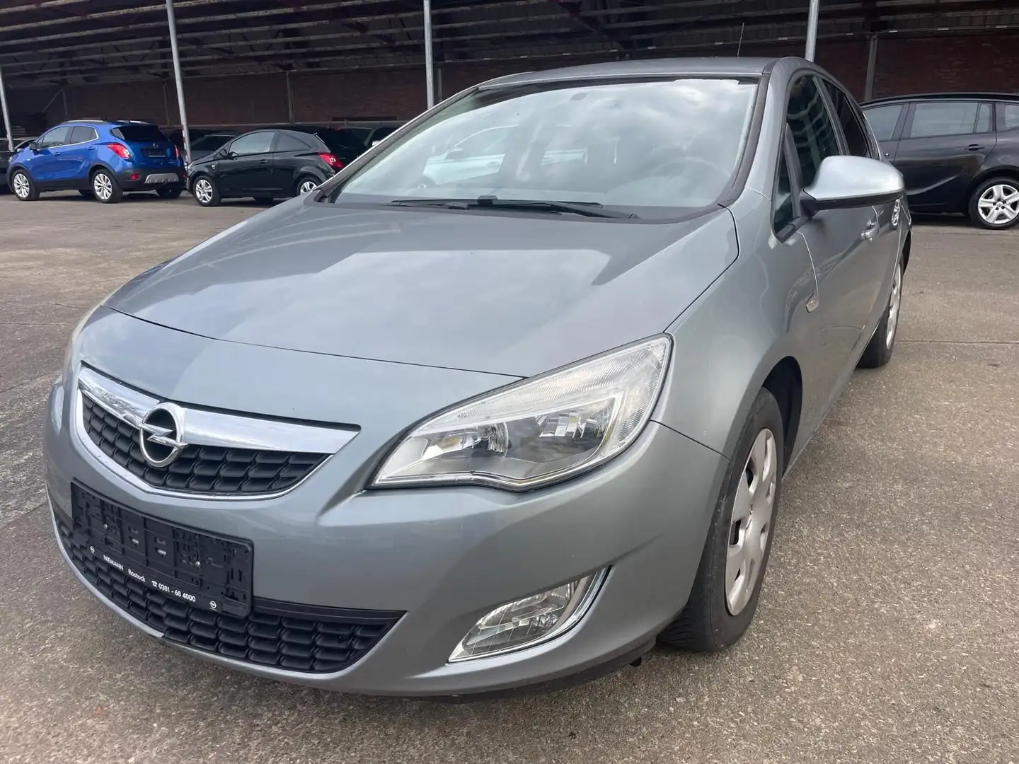 Opel Astra J Lim. 5-trg. Design Edition Silber - 1