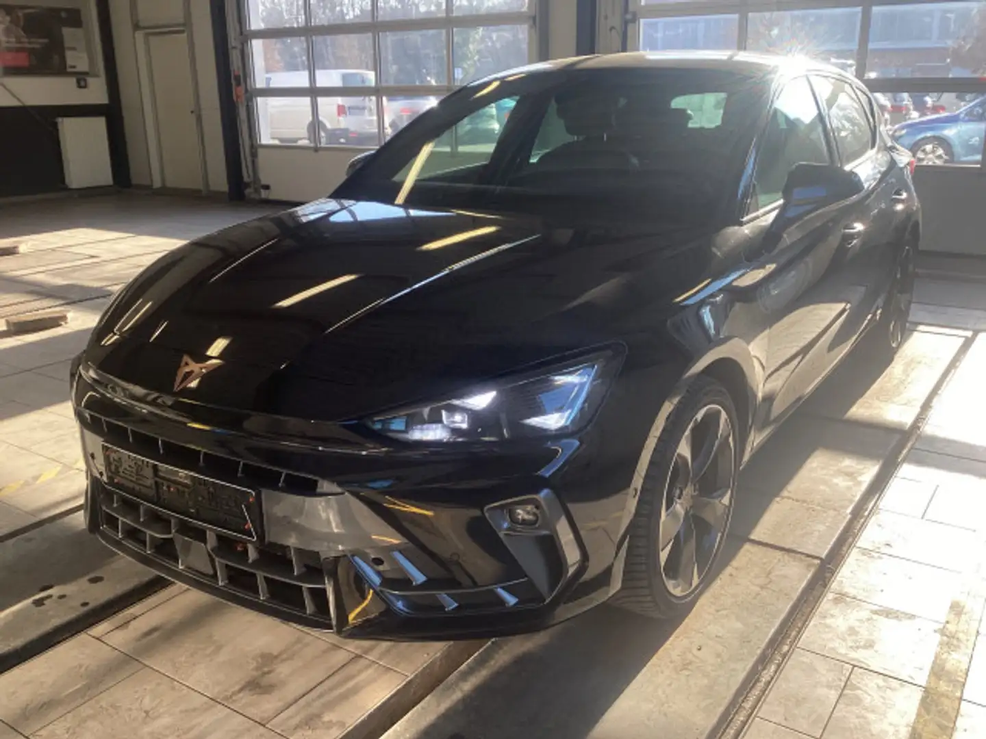 CUPRA Leon 1.5 eTSI DSG Nav ACC CarPlay Kamera Keyless Schwarz - 2