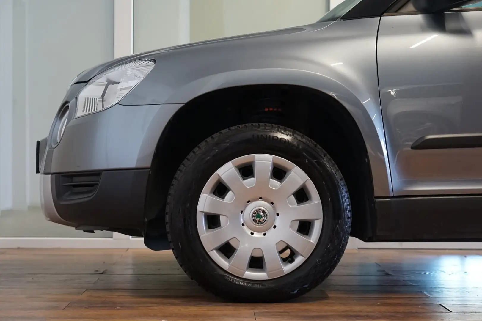 Skoda Yeti 2.0 TDI Active Plus Edition 4x4|1. HD|SCHALTER Grau - 2