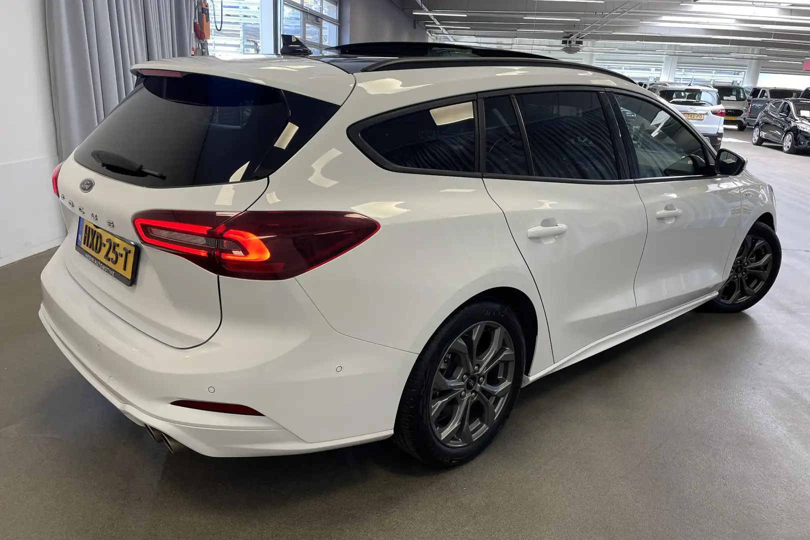 Ford Focus Wagon 1.0 EcoBoost Hybrid ST Line | Pano dak | Ada Wit - 2