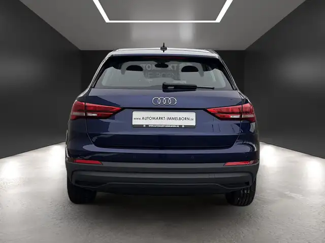 Audi Q3 view 11
