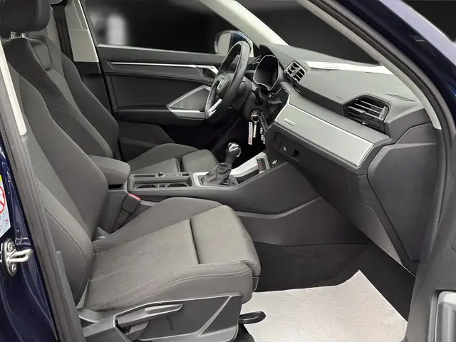 Audi Q3 view 14