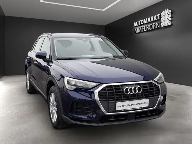 Audi Q3 view 3
