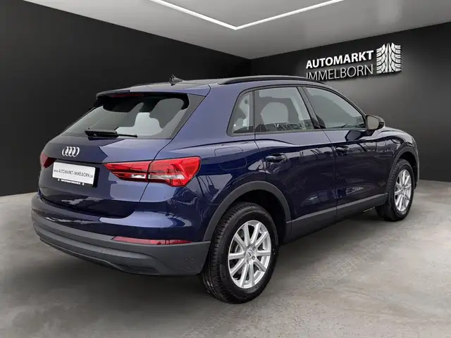Audi Q3 view 8