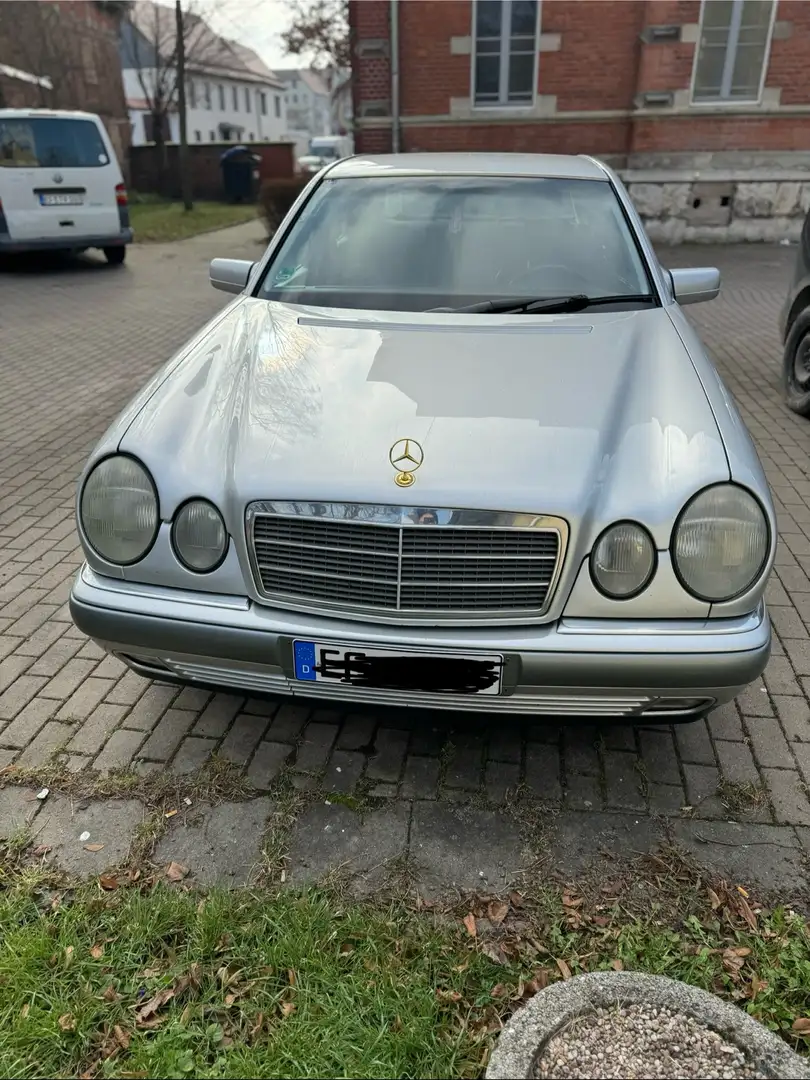 Mercedes-Benz E 240 Elegance srebrna - 1