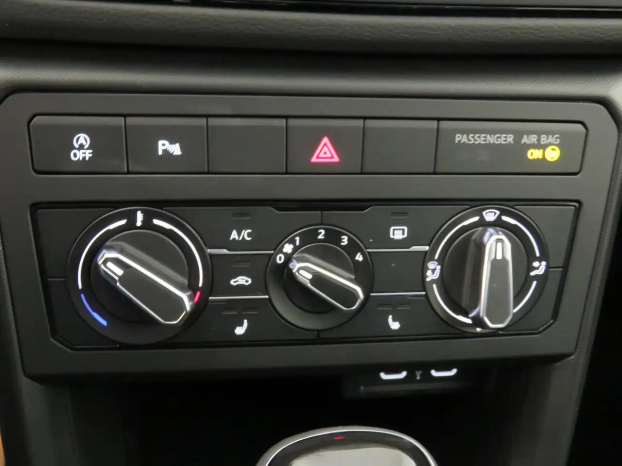 Volkswagen T-Cross 4Me TSI 11