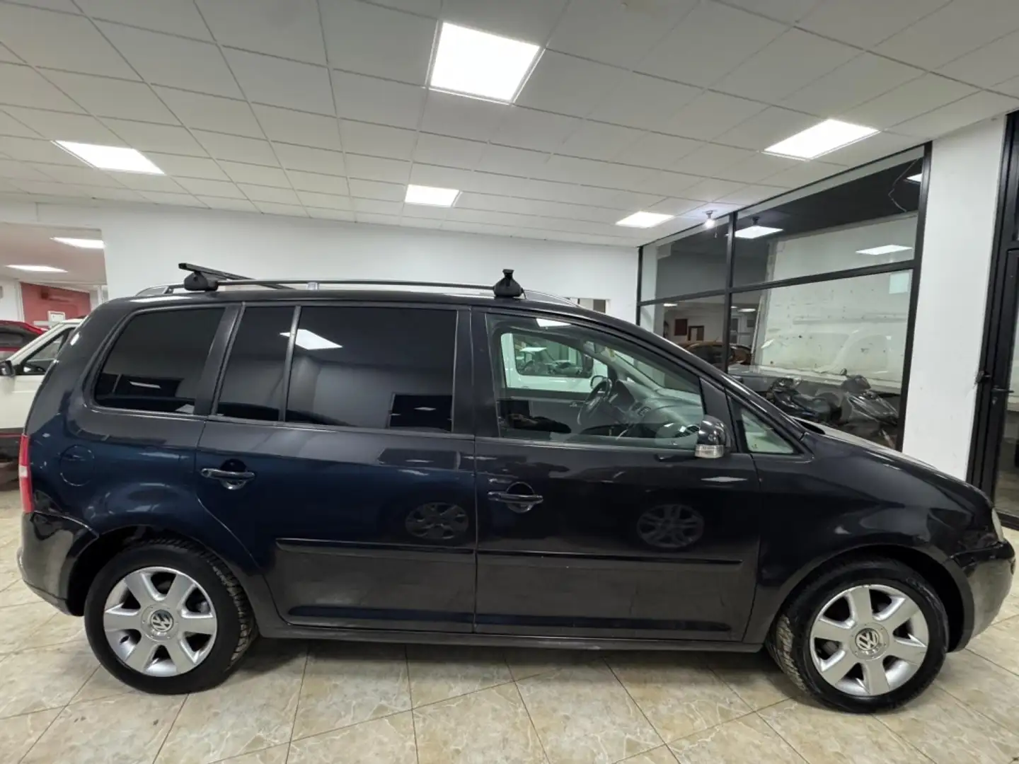Volkswagen Touran 2.0TDI Highline Negro - 2