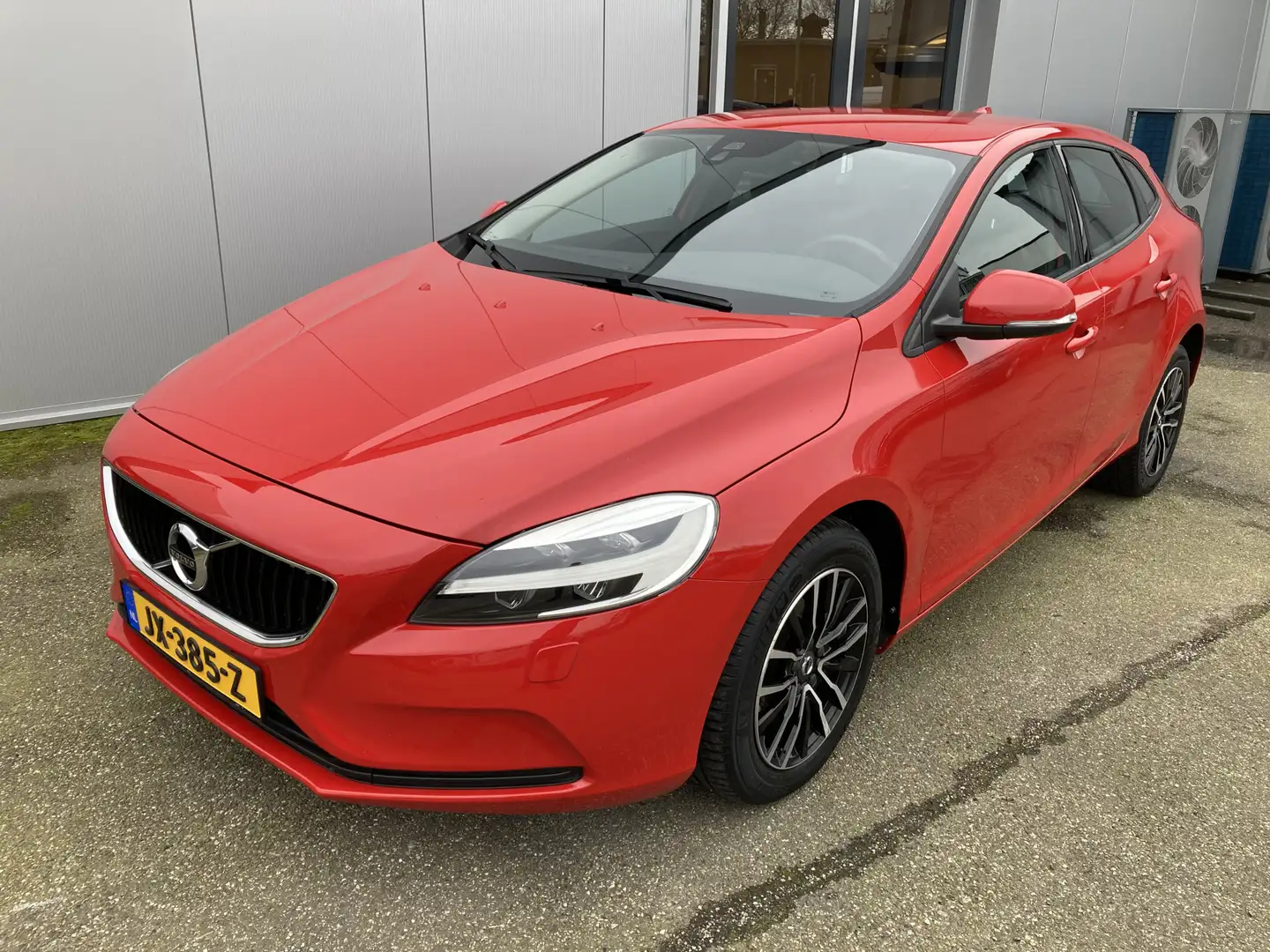 Volvo V40 2.0 T2 Nordic+ | PDC | Voorruit verwarming | Stand Rood - 2