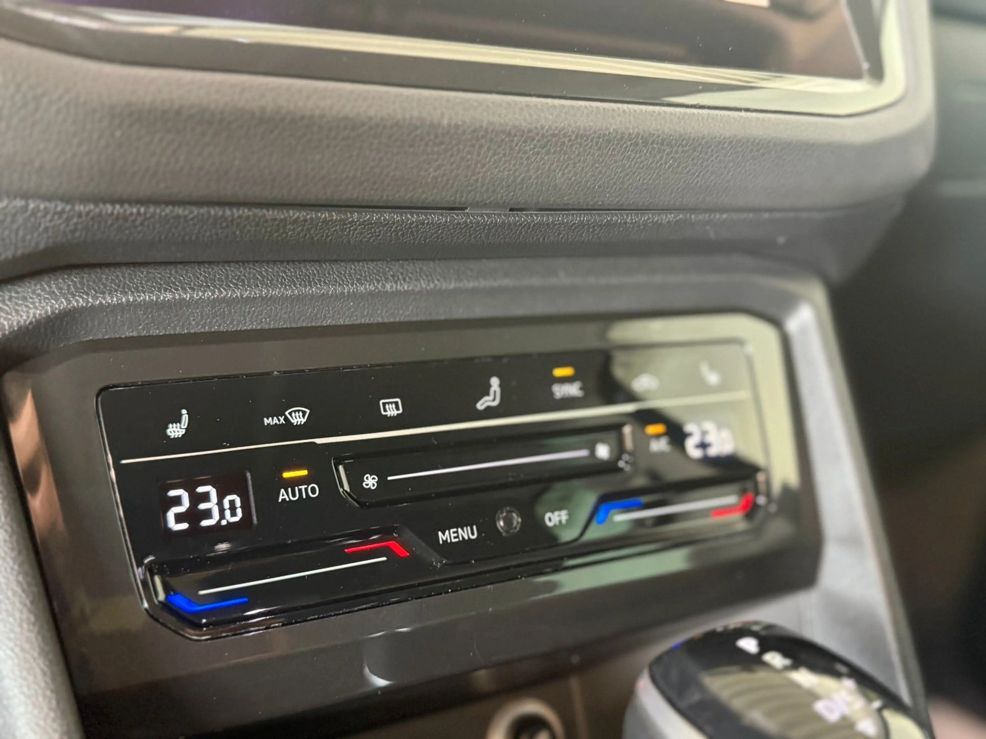 Volkswagen Tiguan Life DSG R-Kam APP ACC AHK TW LED Navi — photo 14