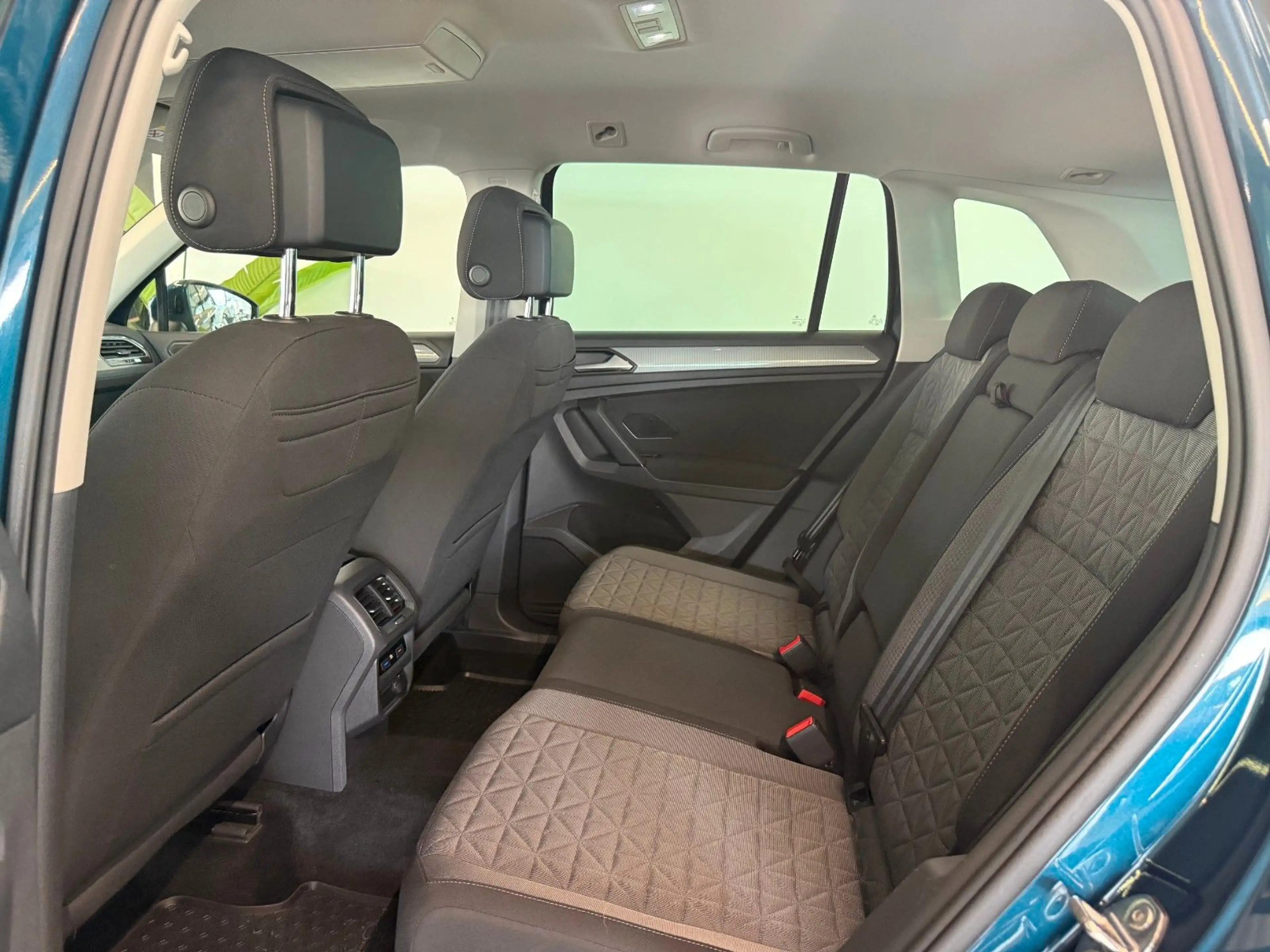 Volkswagen Tiguan Life DSG R-Kam APP ACC AHK TW LED Navi — photo 13