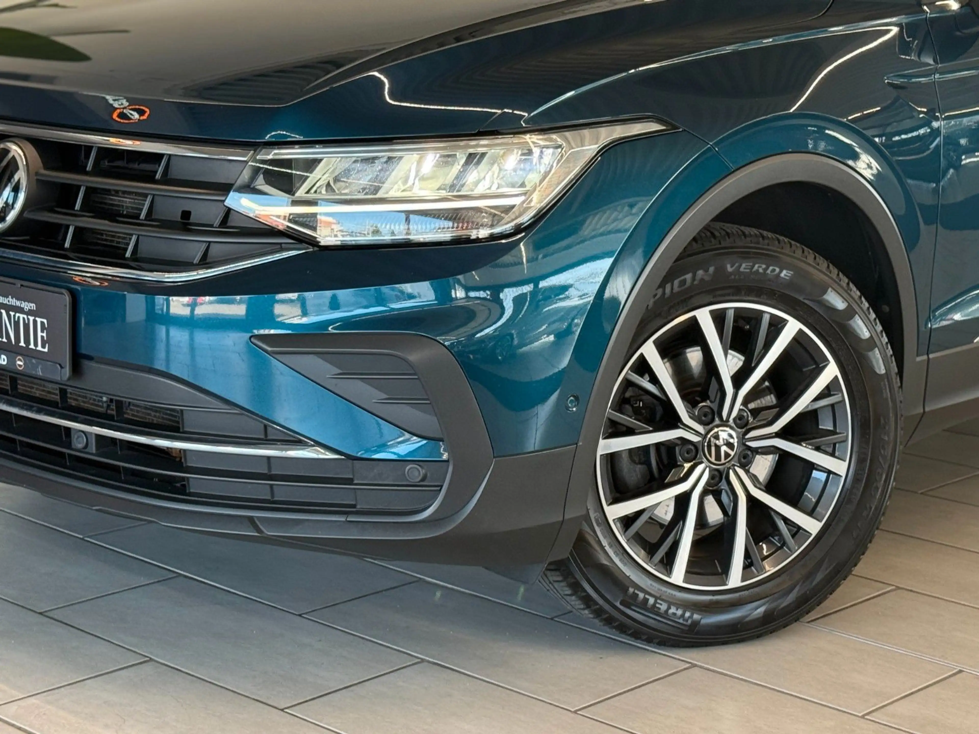 Volkswagen Tiguan Life DSG R-Kam APP ACC AHK TW LED Navi — photo 7