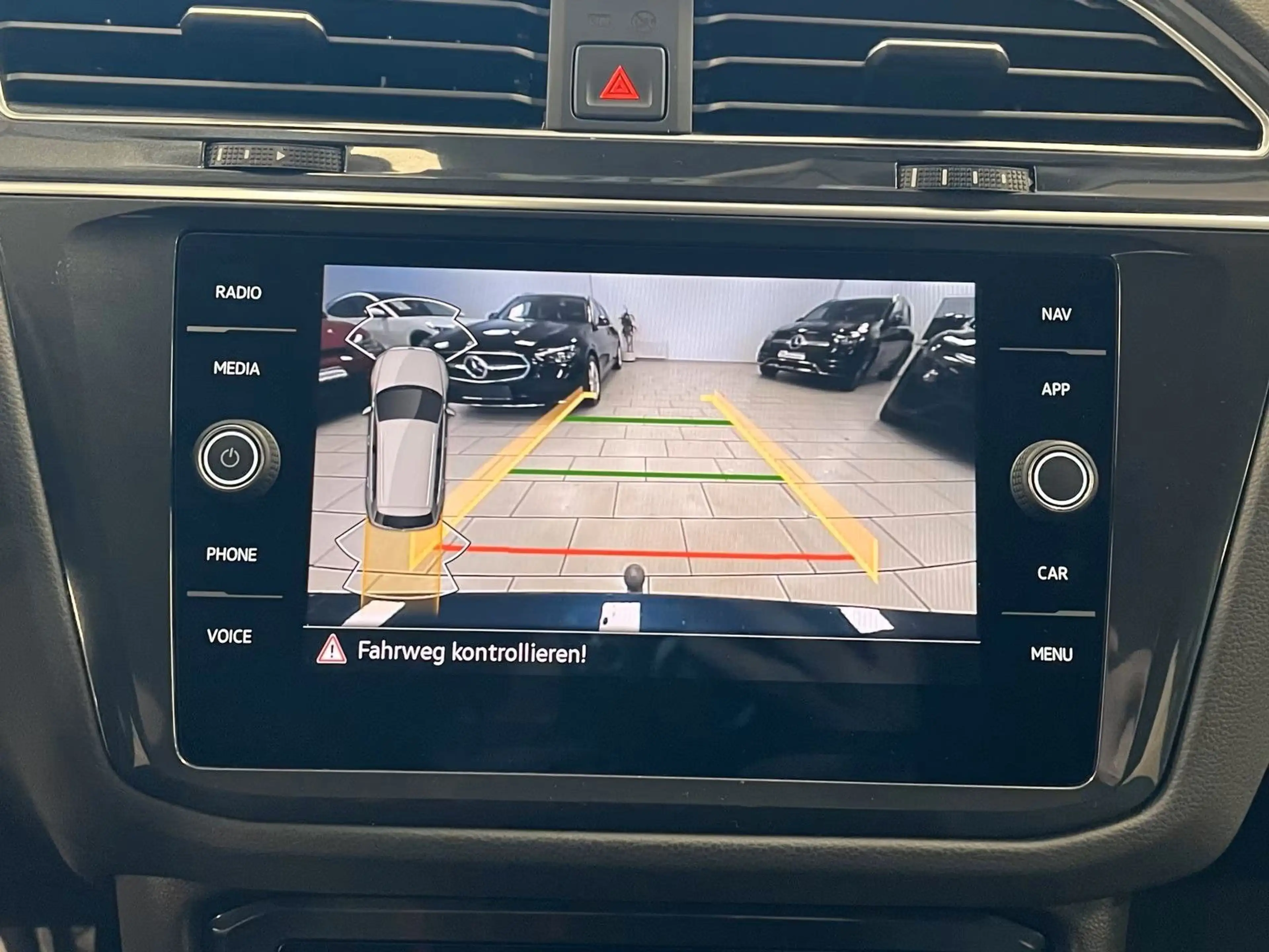 Volkswagen Tiguan Life DSG R-Kam APP ACC AHK TW LED Navi — photo 15