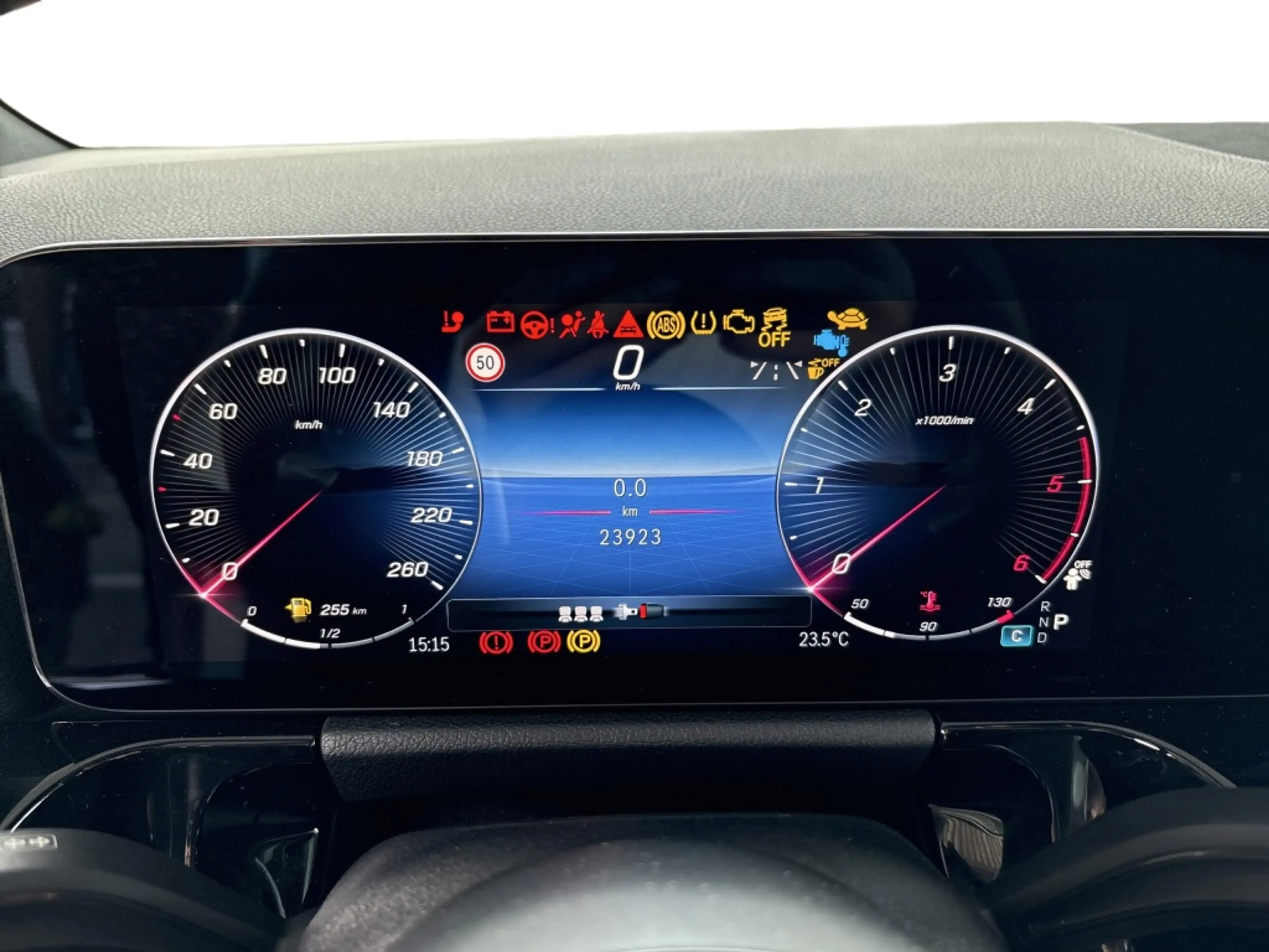 Mercedes-Benz GLA 180 d AMG AHK ACC DISTRONIC 360 PANO NAVI — photo 10