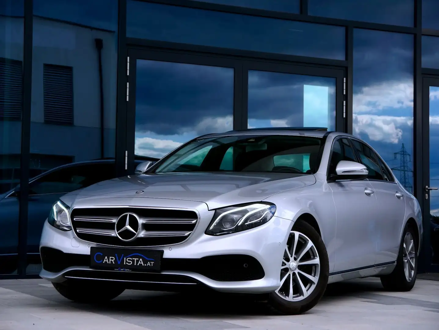 Mercedes-Benz E 200 Aut. Avantgarde *Panorama & Widescreen* Silber - 1