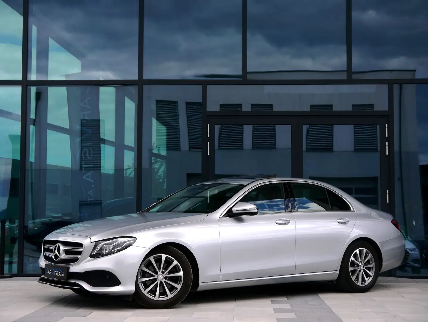 Mercedes-Benz E 200 Aut. Avantgarde *Panorama & Widescreen* Silber - 2
