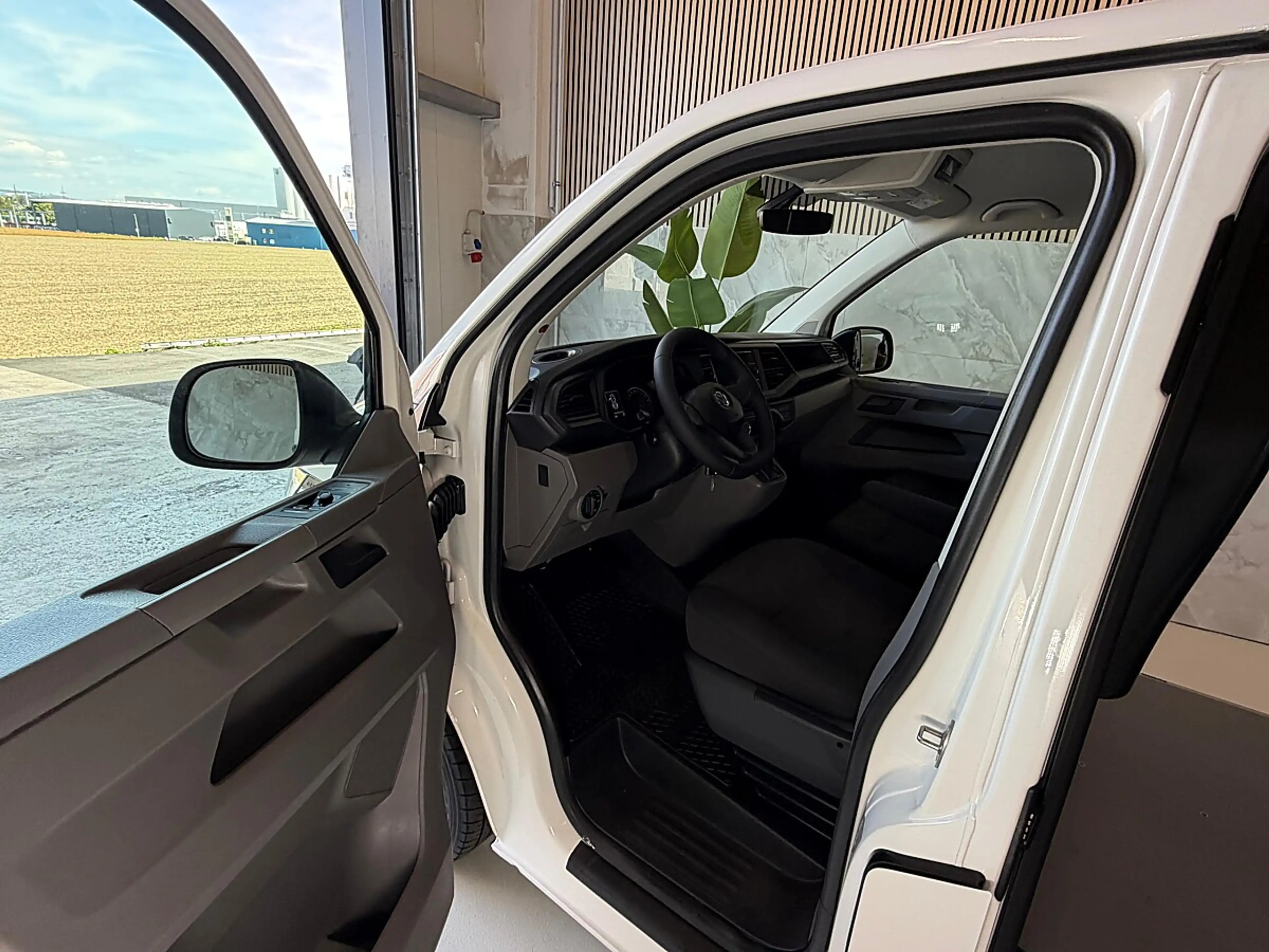 Volkswagen T6.1 Transporter LR Heckklappe L2H1 Standheizung, Tempomat, Einp... — photo 9