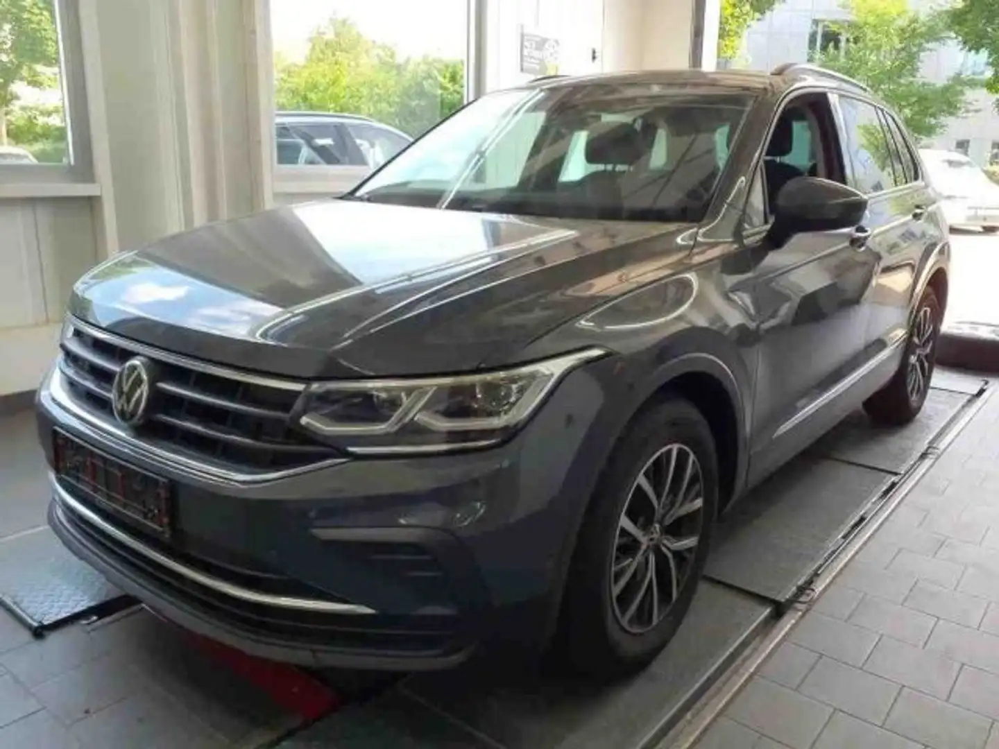 Volkswagen Tiguan 2.0 TDI DSG STANDHZG IQ.LIGHT ERGO-SITZE Grau - 2