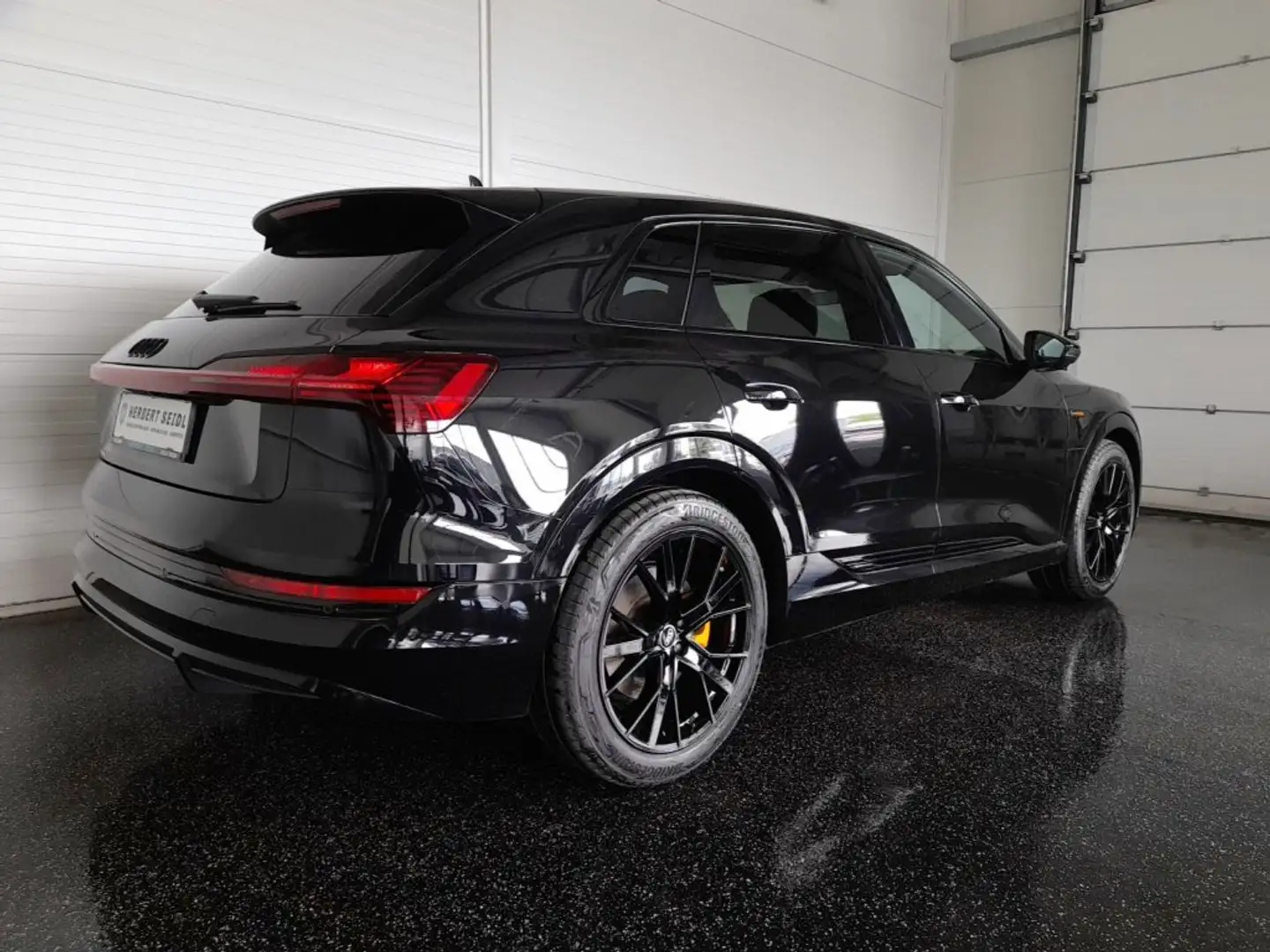 Audi e-tron 95 kWh QUATTRO S-LINE BLACK EDITION *NP: € 103.094,- / SKY / MATRIX-LED / 21 ZOLL / AHV & 360° KAMERA / AMBIENTEBELEUCHTU Schwarz - 2