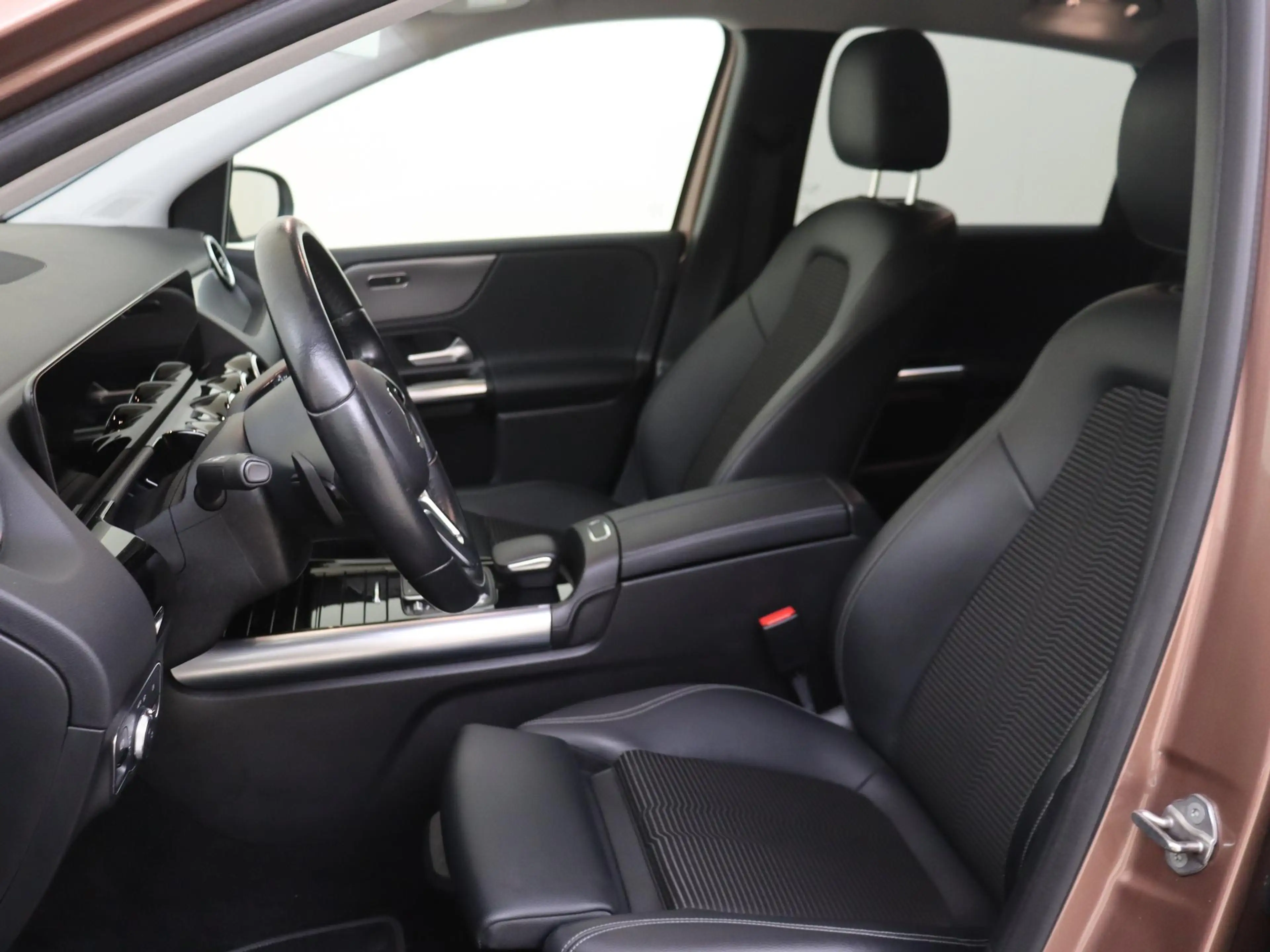 Mercedes-Benz B 250 e AMG Line /Stoelverwarming /Achteruitrijcamera — photo 3