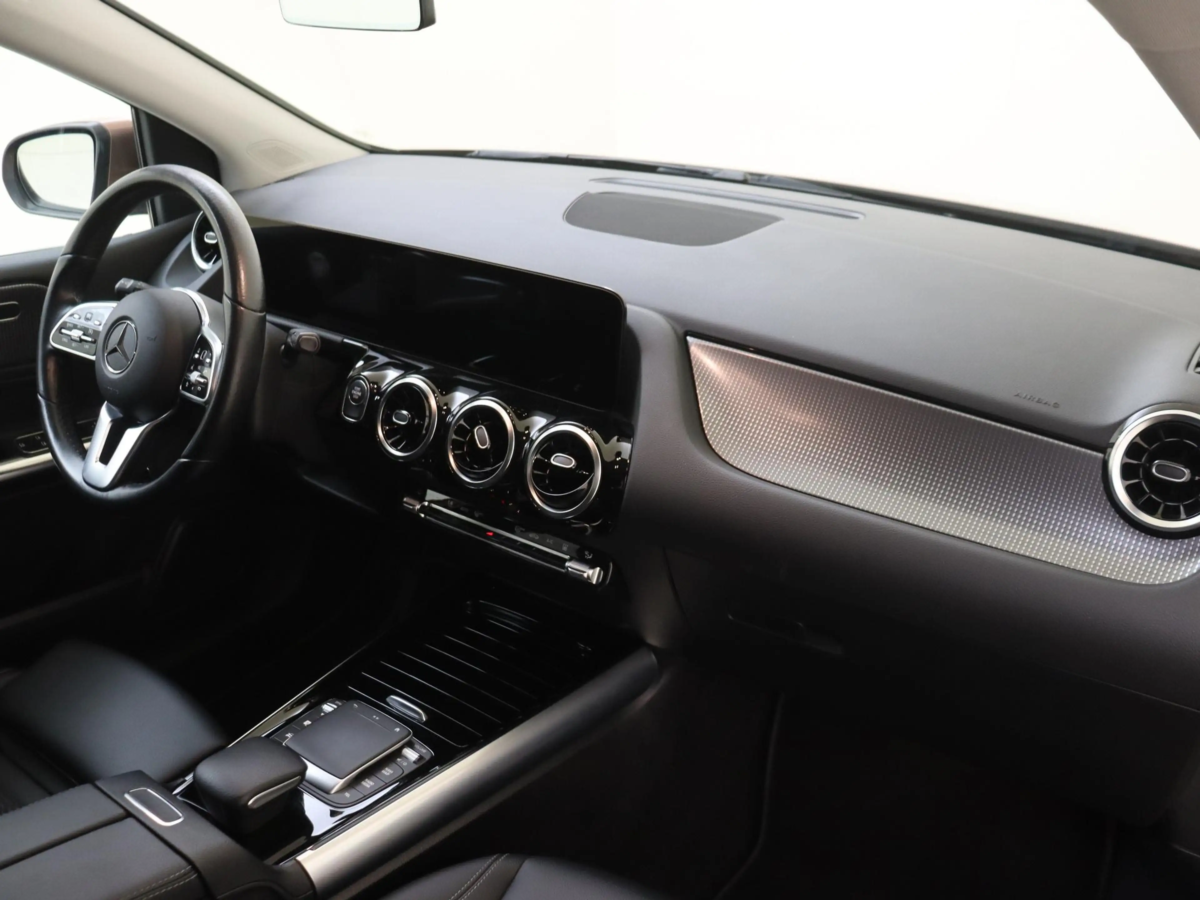 Mercedes-Benz B 250 e AMG Line /Stoelverwarming /Achteruitrijcamera — photo 4