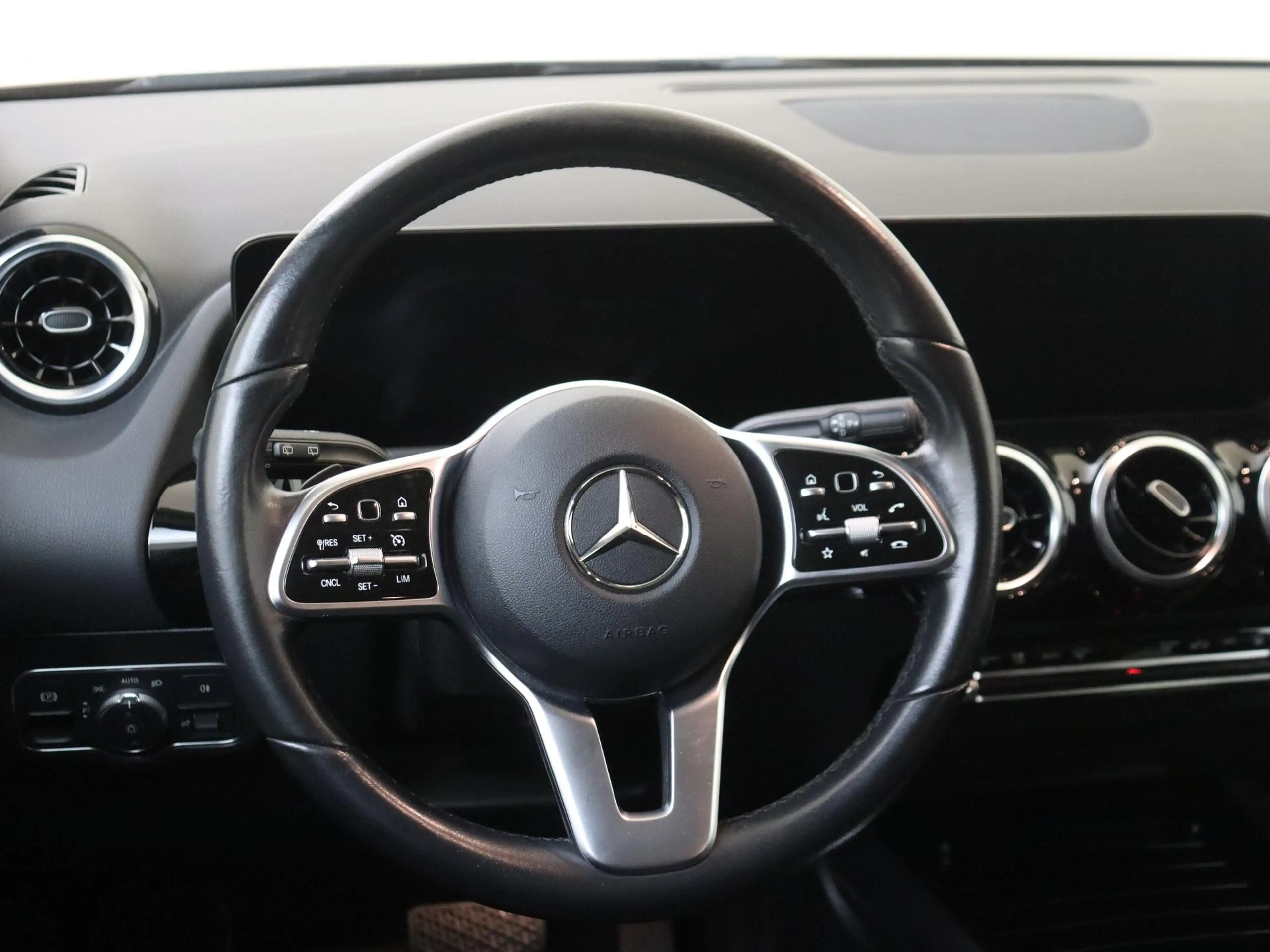 Mercedes-Benz B 250 e AMG Line /Stoelverwarming /Achteruitrijcamera — photo 12