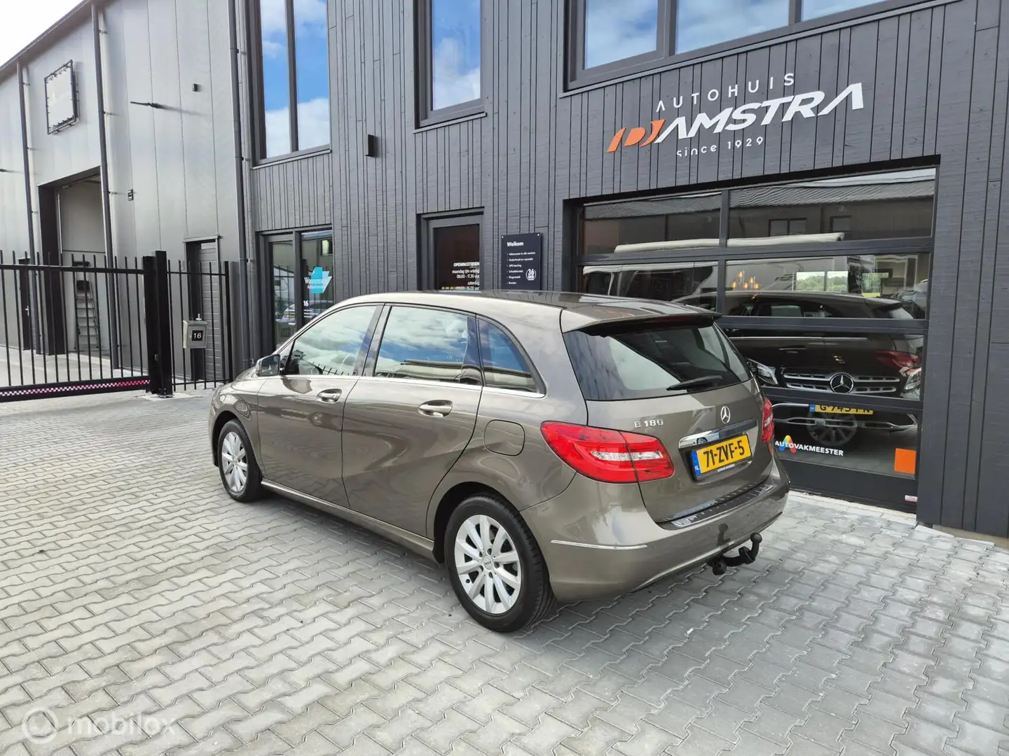 Mercedes-Benz B 180 Ambition|Airco|Cruise|Navi|Chroom pakket|Trekhaak| Grijs - 2