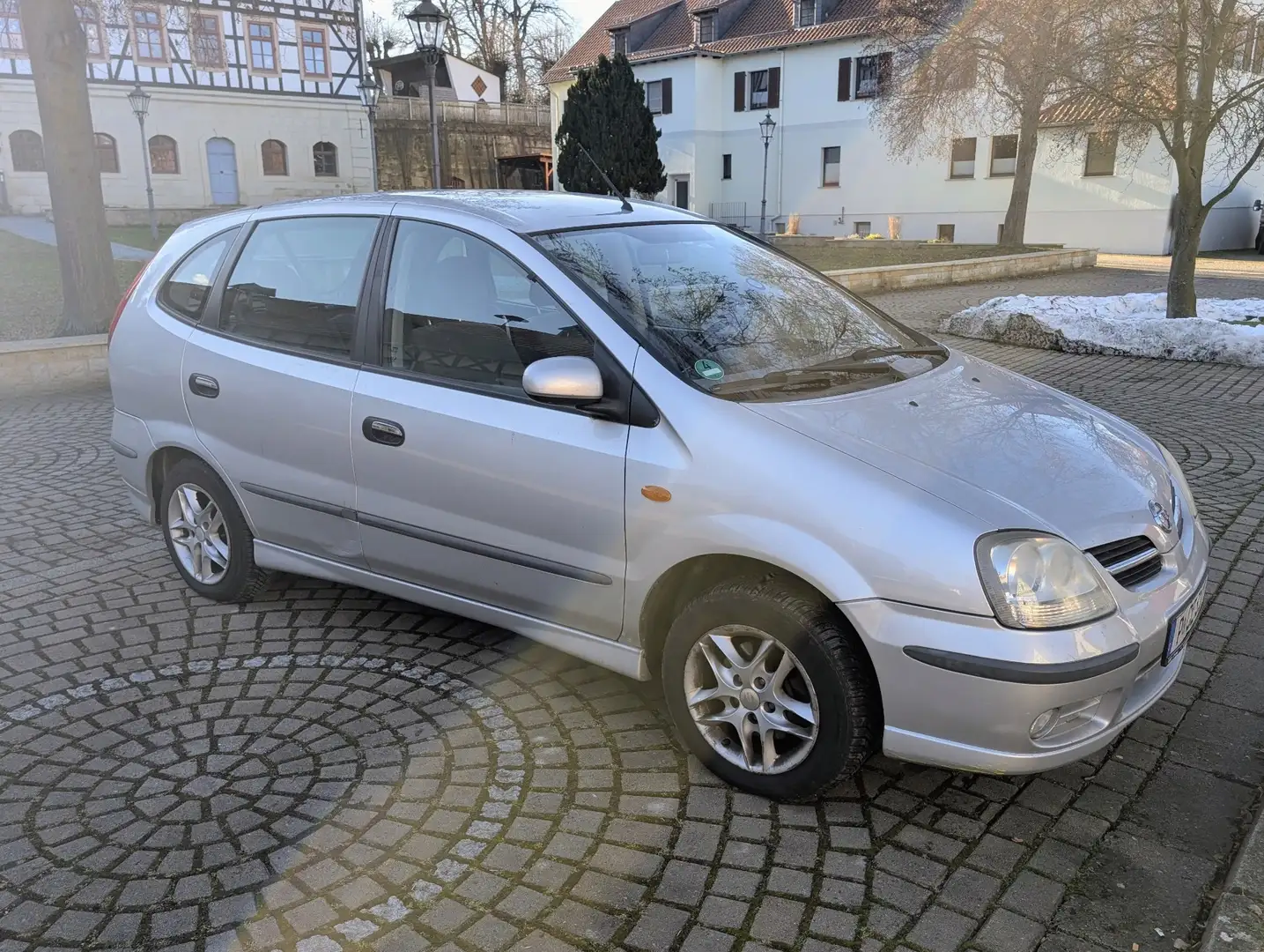 Nissan Almera Tino Grau - 1
