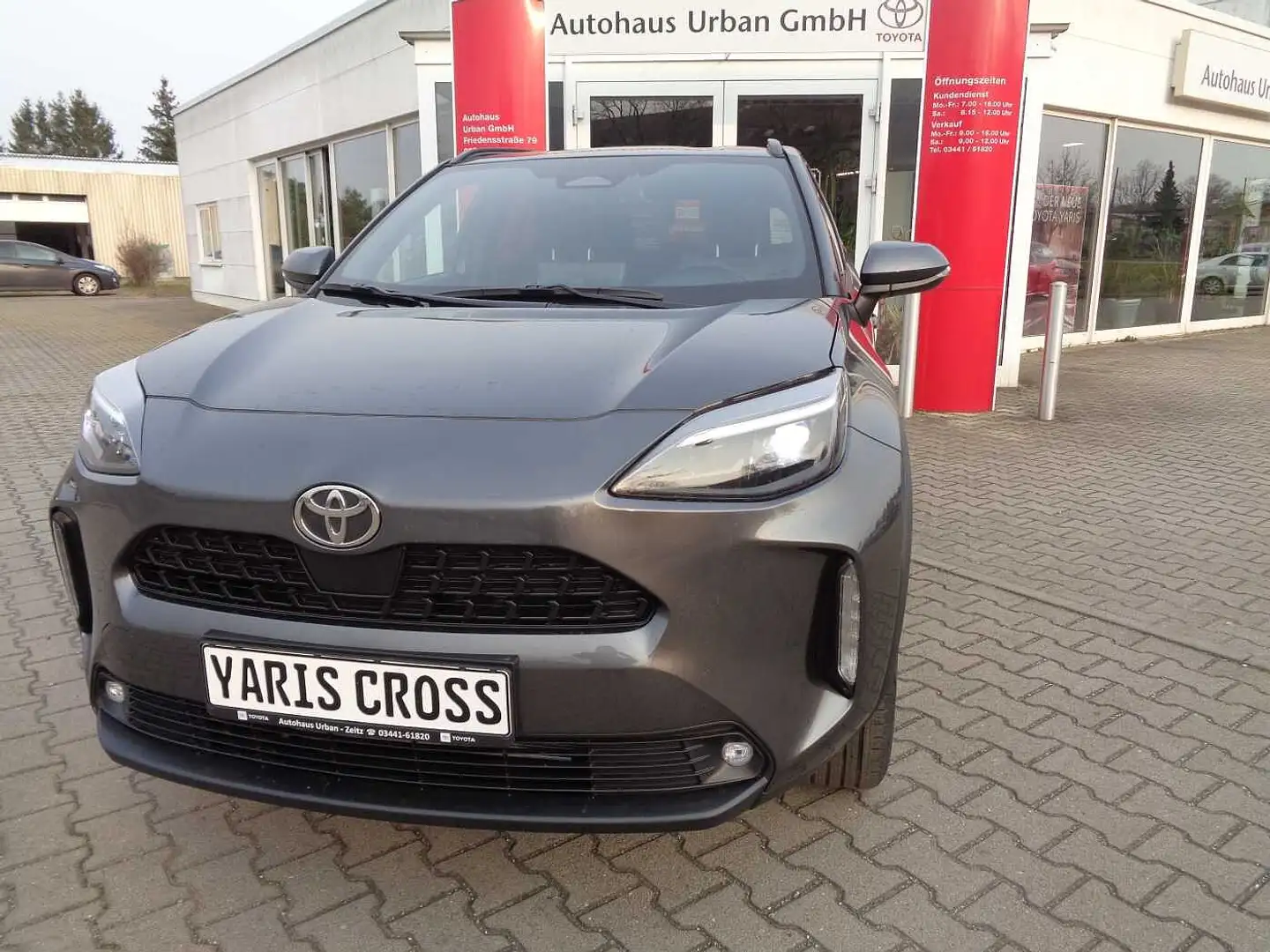 Toyota Yaris Cross Hybrid 130 1.5 VVT-i Teamplayer+Winterpaket Grau - 1