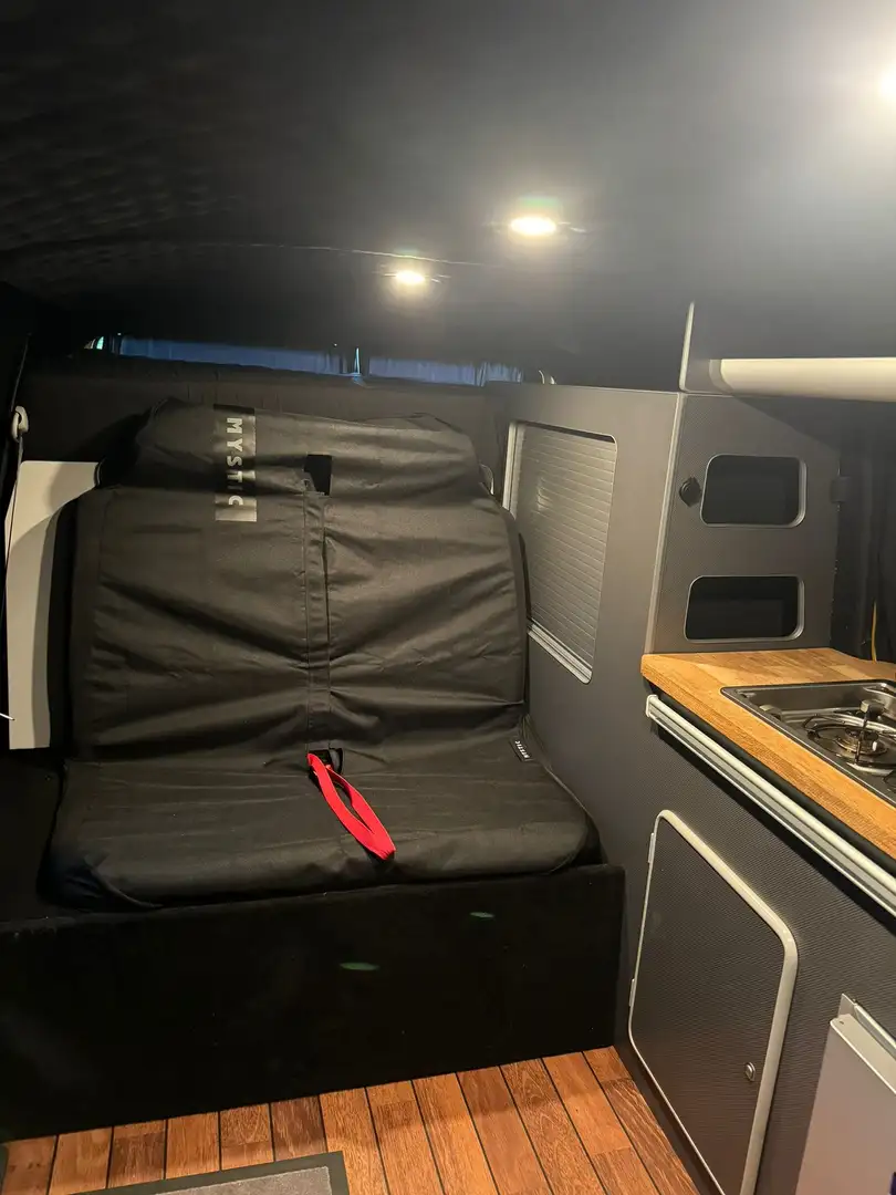 Volkswagen T5 Camper voll ausgebaut mit 4 einetragenen Sitzen - 1