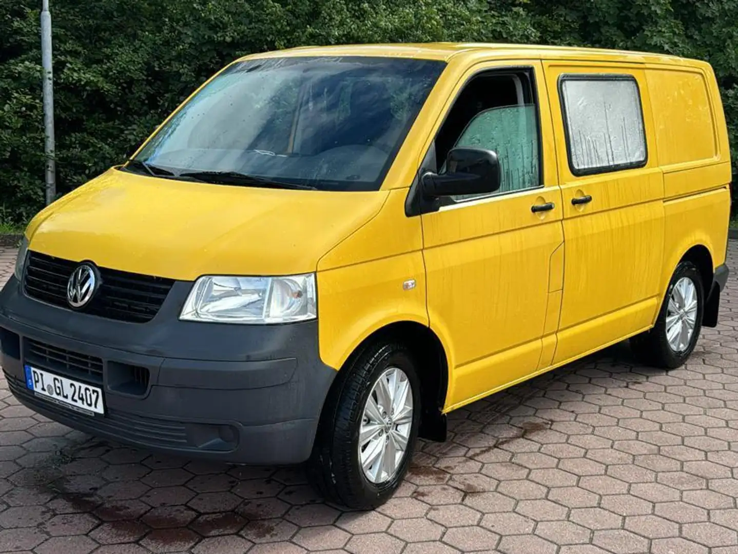 Volkswagen T5 Camper voll ausgebaut mit 4 einetragenen Sitzen - 2