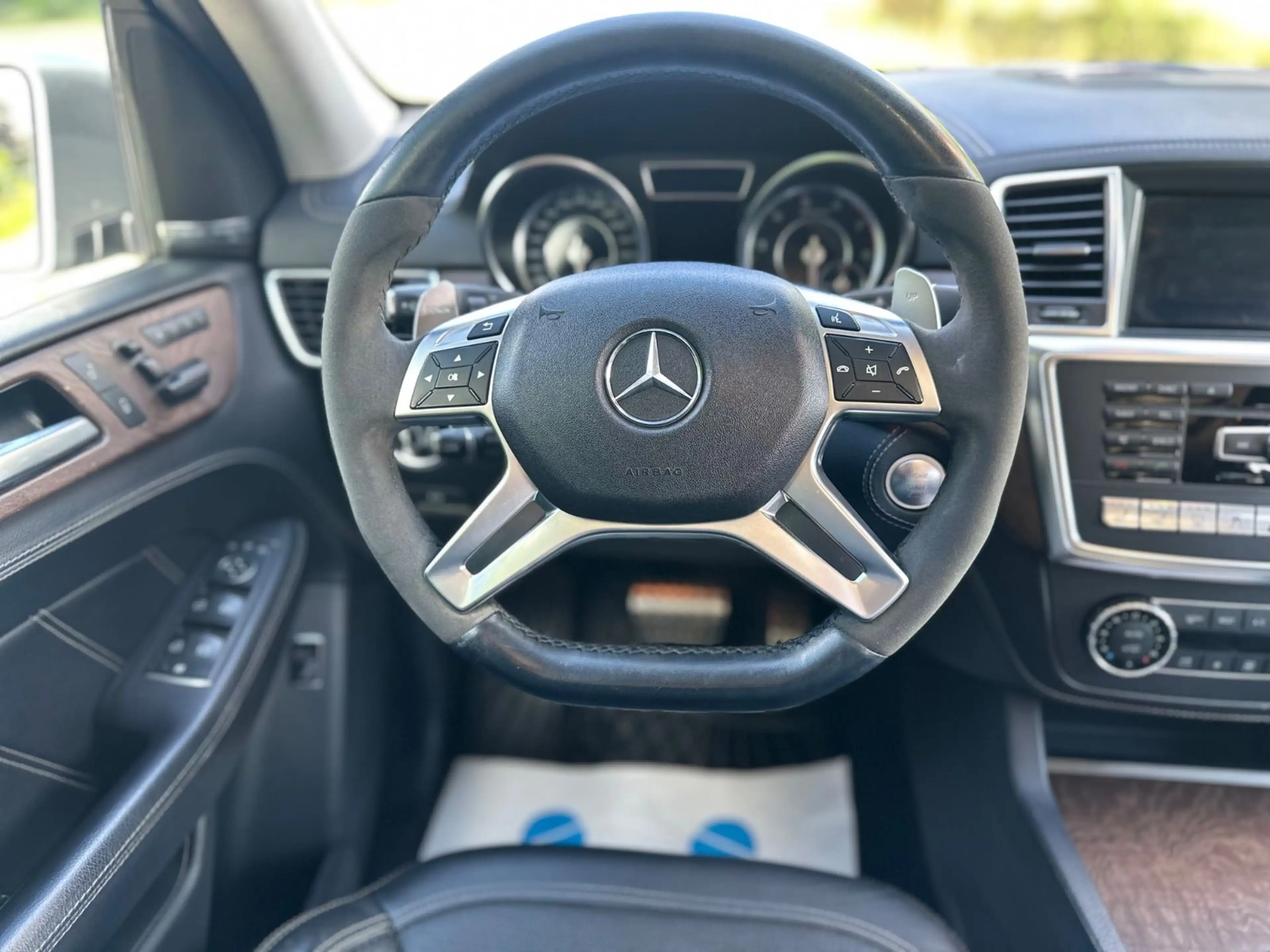 Mercedes-Benz ML 63 AMG 4Matic*Vollausstattung*AHK*360°*Harman — photo 10