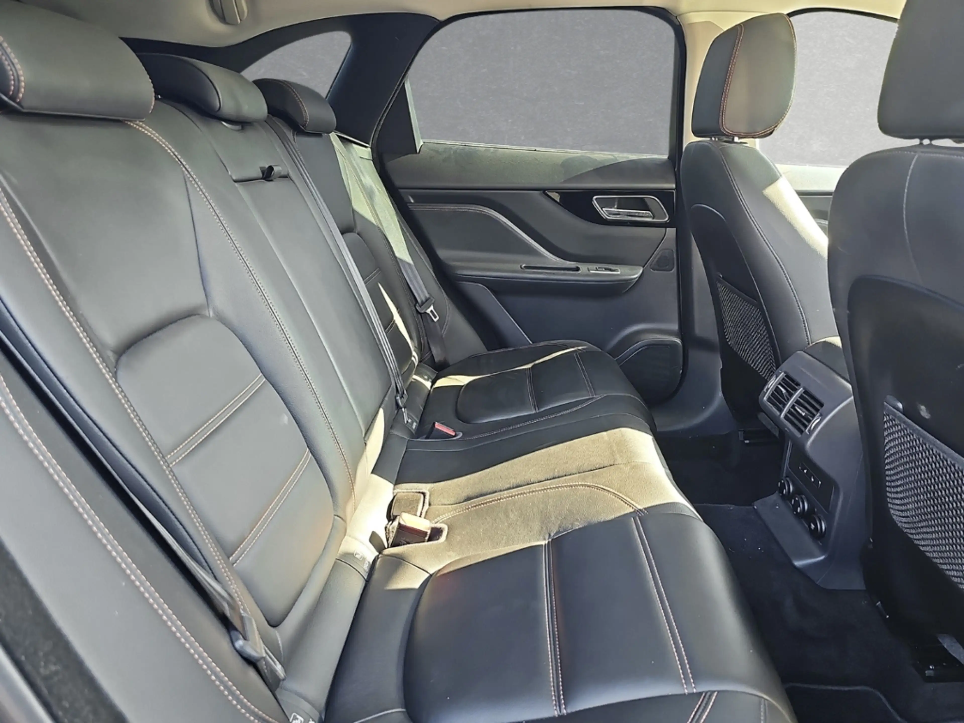 Jaguar F-Pace 25d AWD Prestige — photo 6