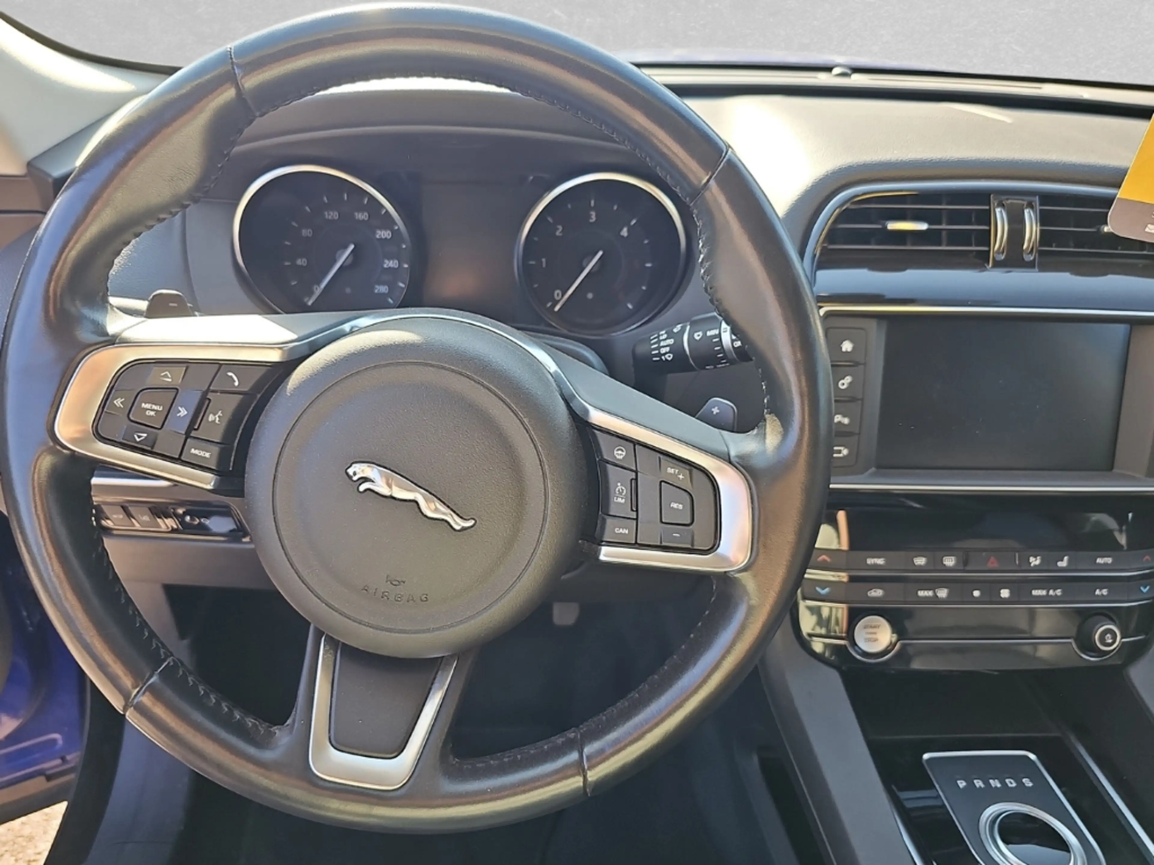 Jaguar F-Pace 25d AWD Prestige — photo 13