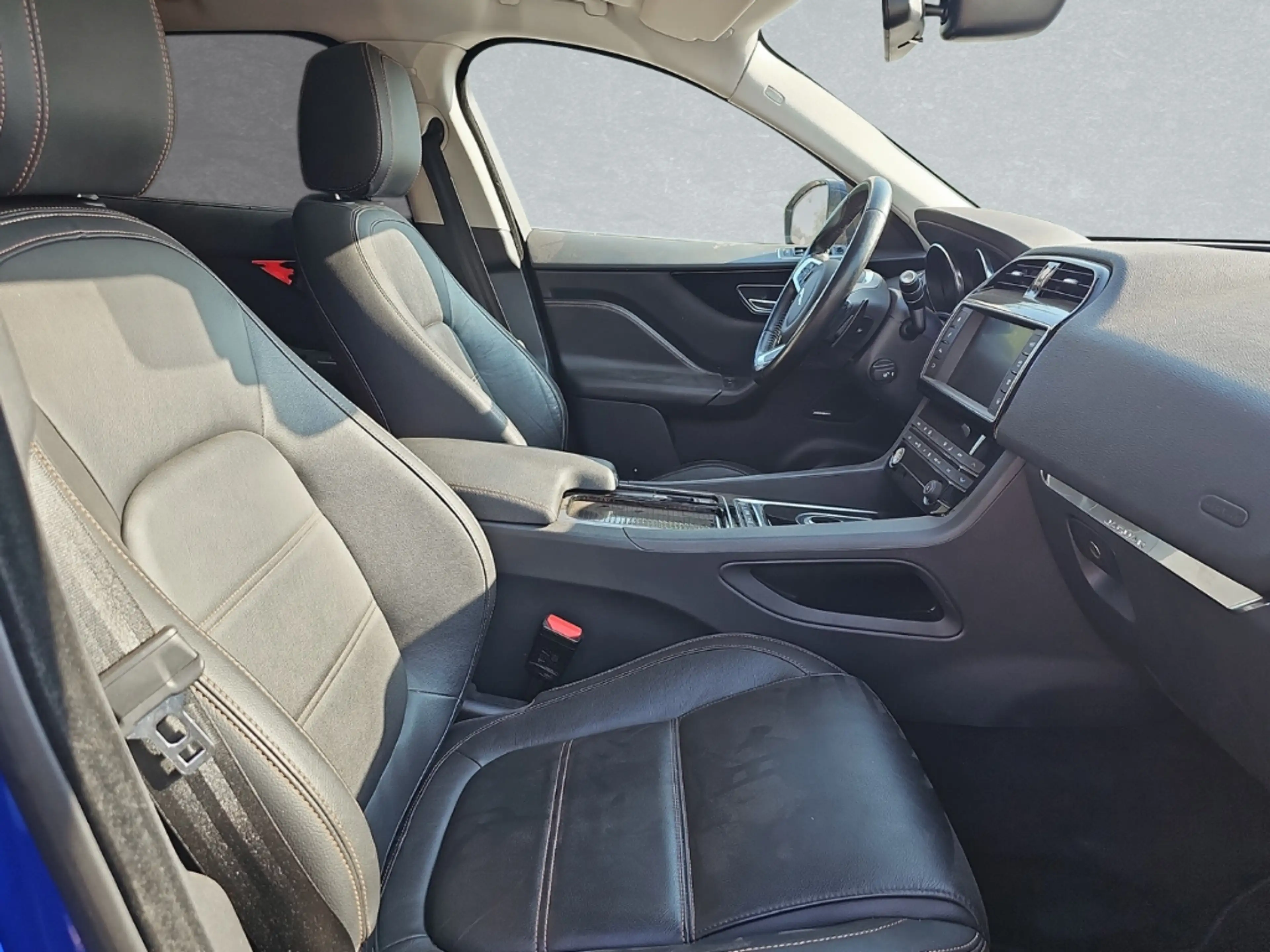 Jaguar F-Pace 25d AWD Prestige — photo 4