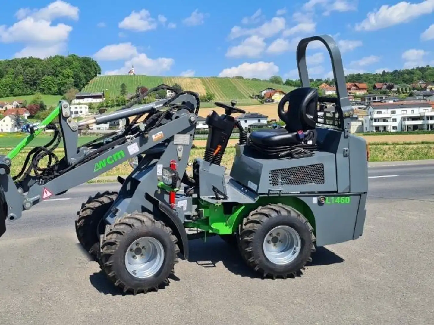 Sonstige Hoflader L1460 mit Schaufel - 1