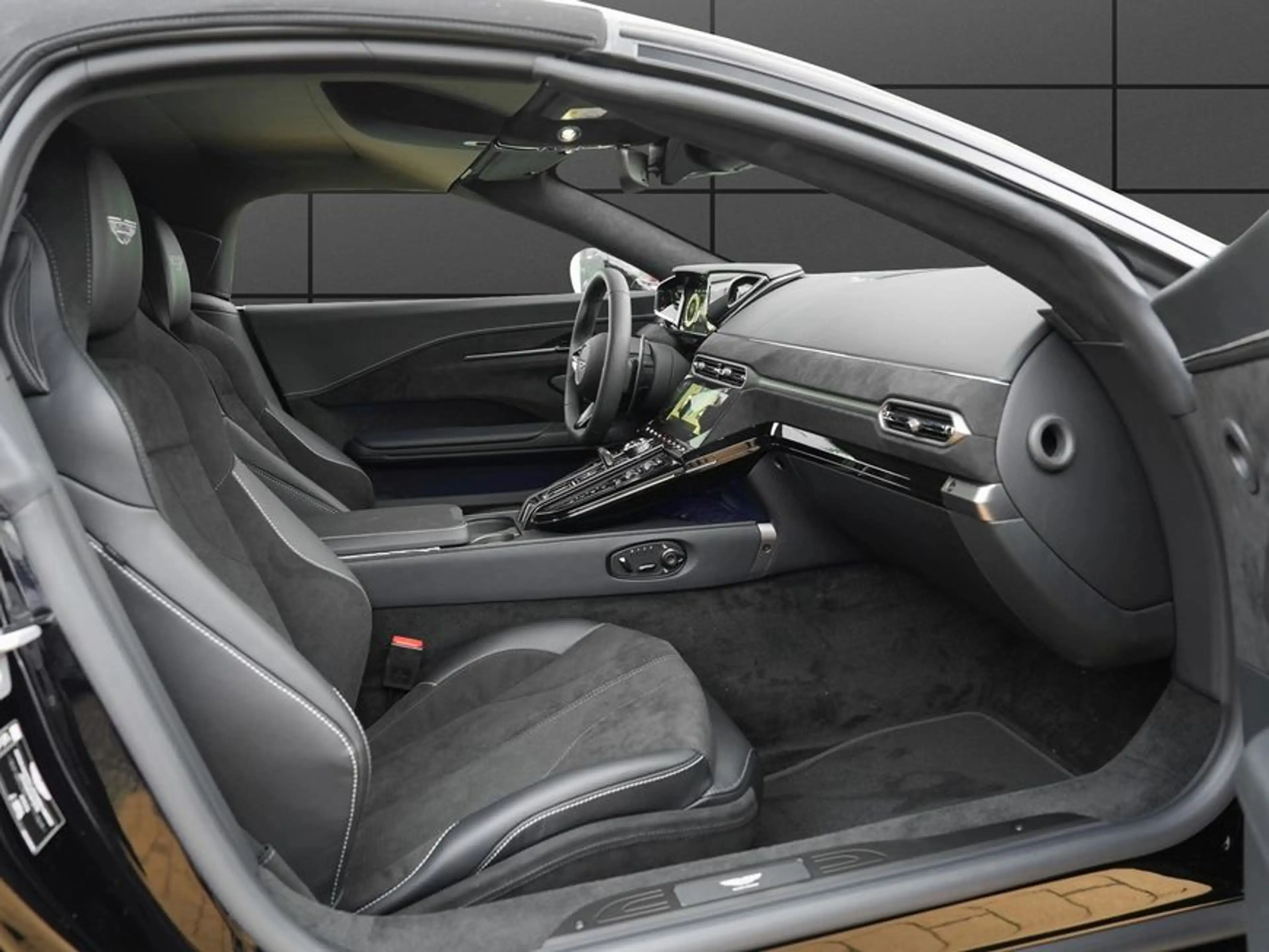 Aston Martin V8 Roadster — photo 11