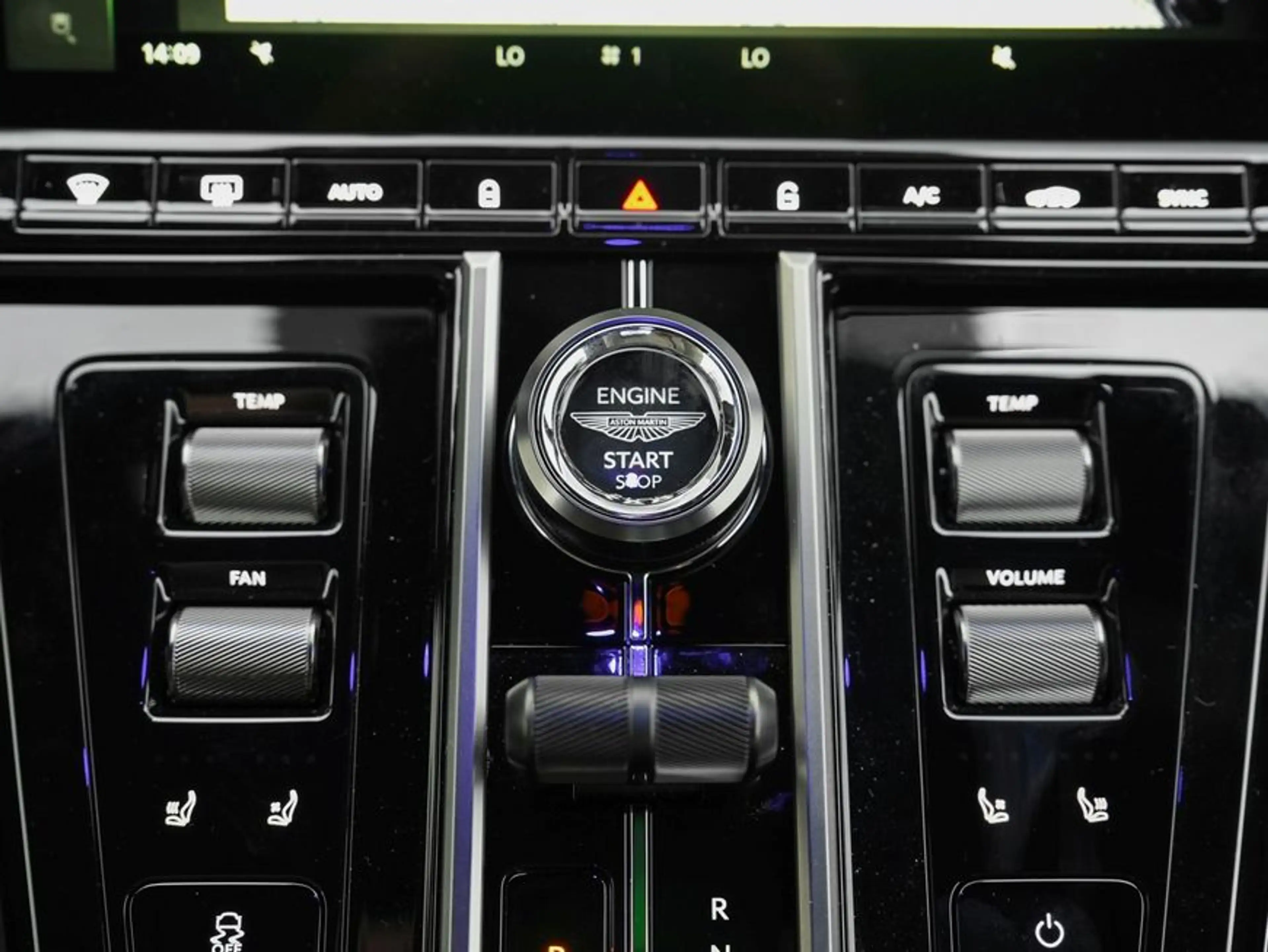 Aston Martin V8 Roadster — photo 14