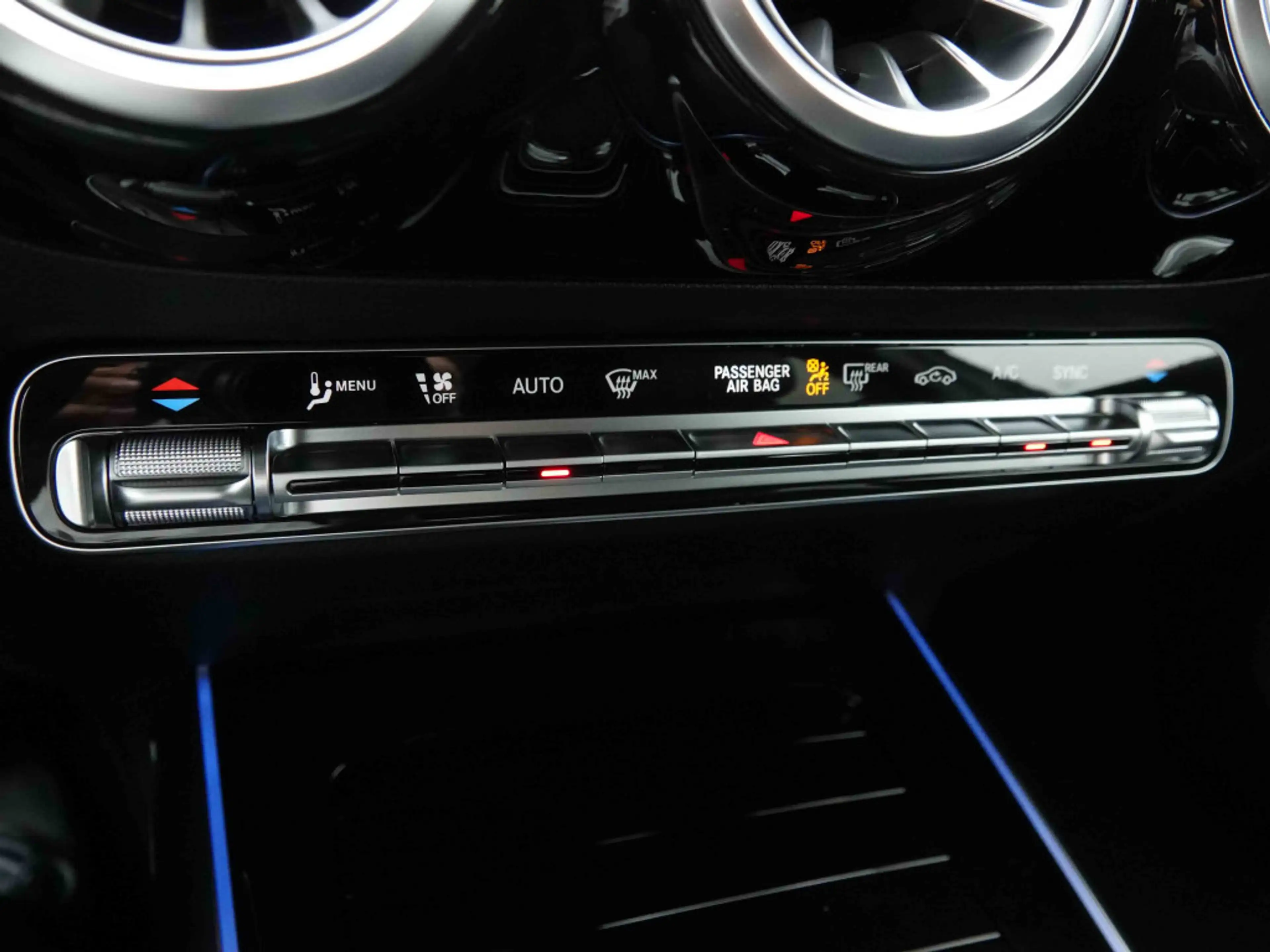 Mercedes-Benz GLA 200 GLA200 AUT 163 AMG-Line | MBUX GPS | LED Lights | Camera | Leather/Alcantara — photo 15