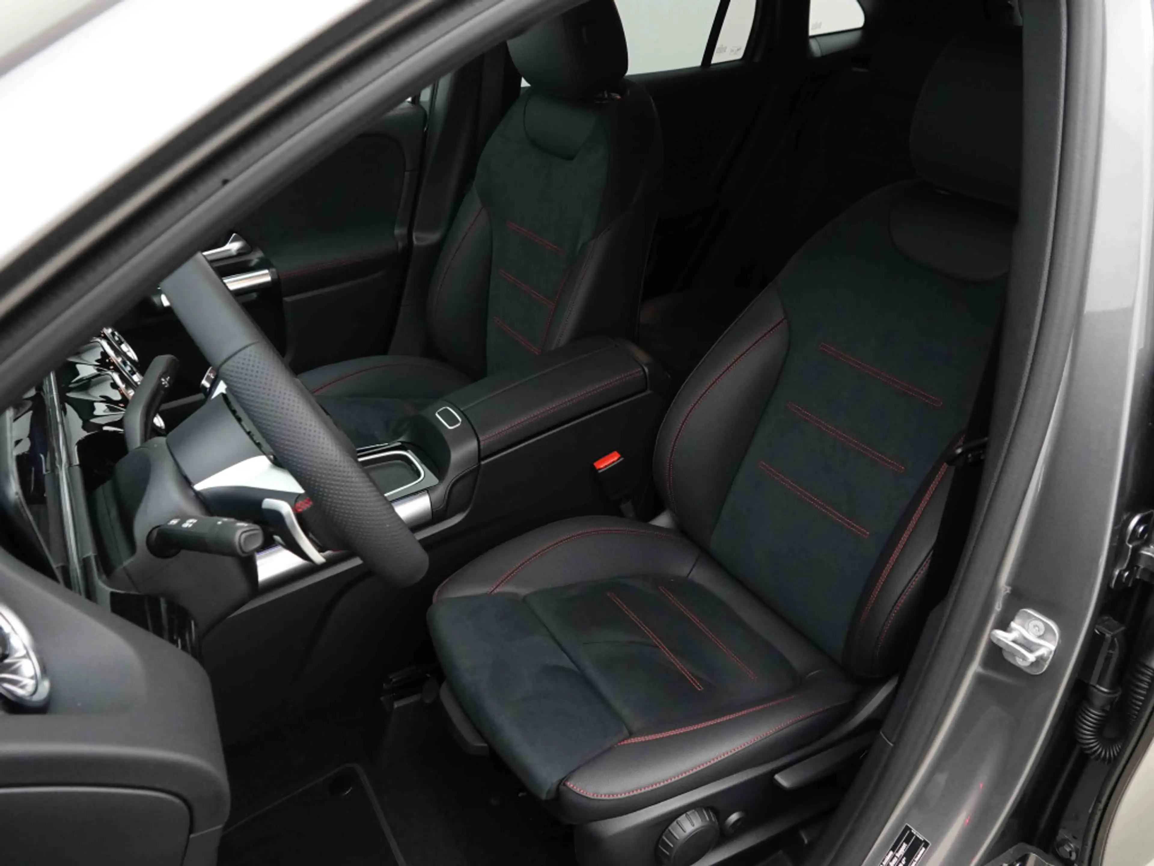 Mercedes-Benz GLA 200 GLA200 AUT 163 AMG-Line | MBUX GPS | LED Lights | Camera | Leather/Alcantara — photo 7