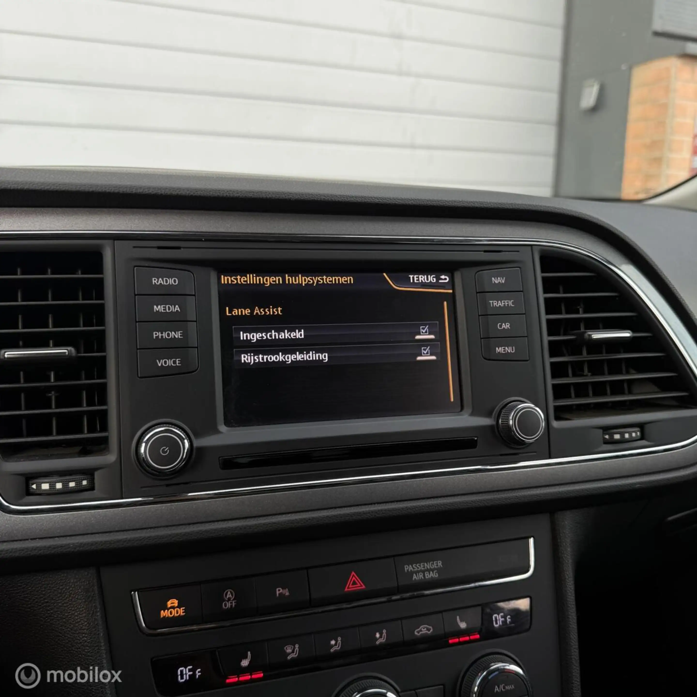 SEAT Leon 1.4 TSI ACT FR Dynamic / SEAT SOUND / LANE ASSIST — photo 14