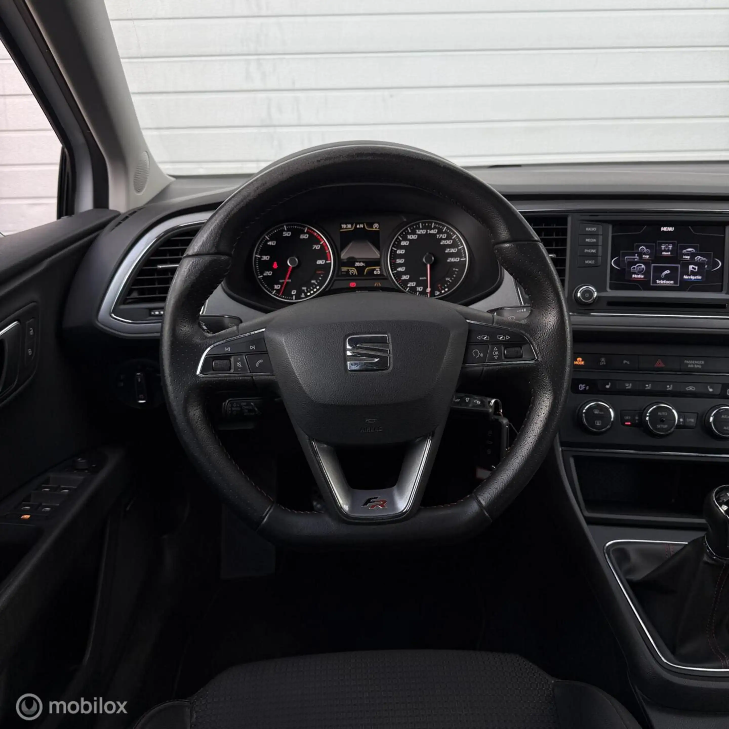 SEAT Leon 1.4 TSI ACT FR Dynamic / SEAT SOUND / LANE ASSIST — photo 8