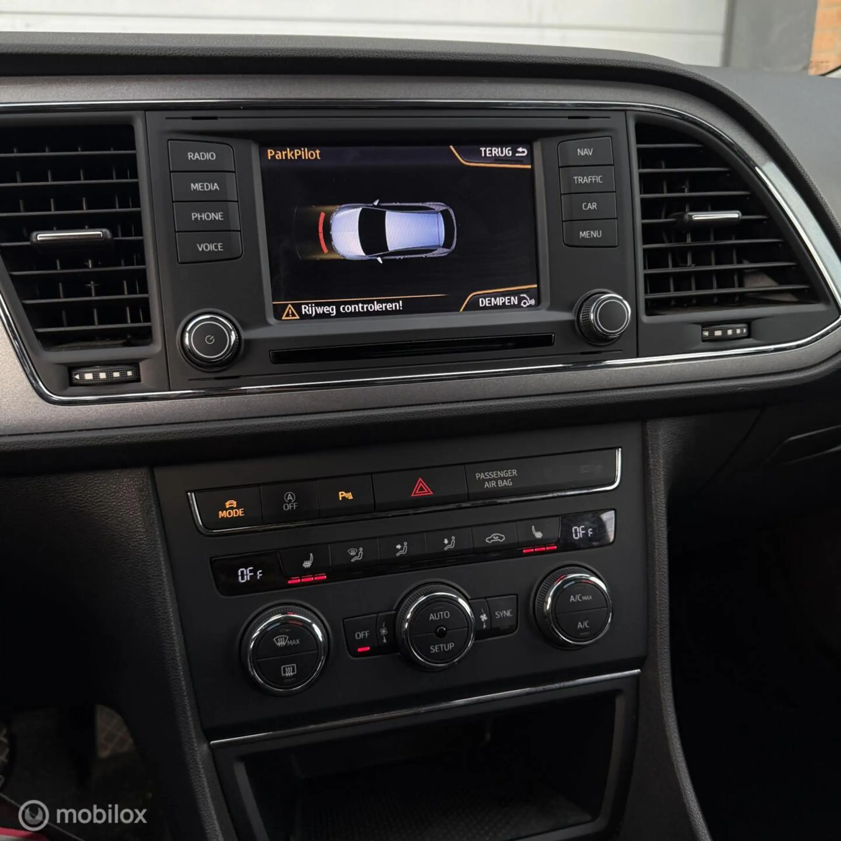 SEAT Leon 1.4 TSI ACT FR Dynamic / SEAT SOUND / LANE ASSIST — photo 15